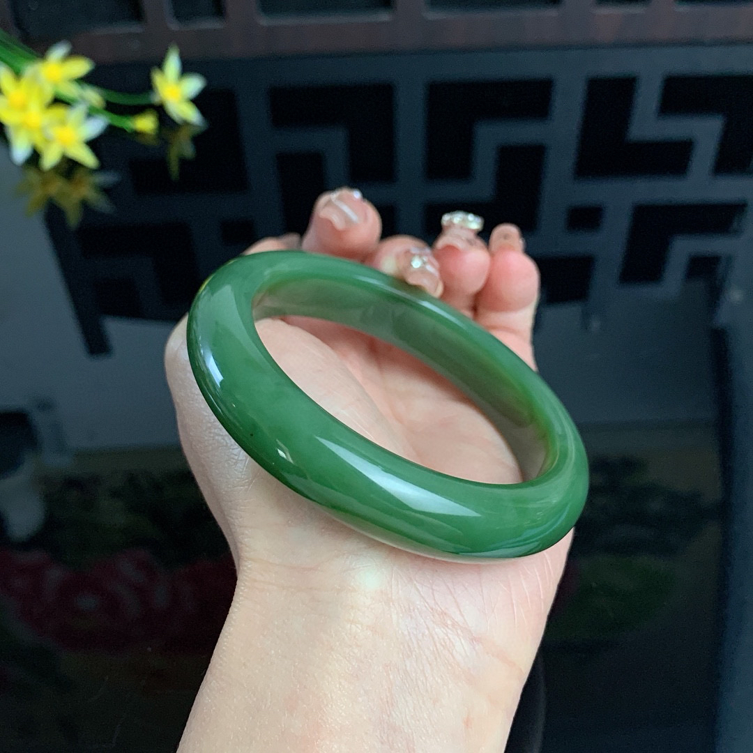 和田玉碧玉60圈口菠菜绿碧玉手镯！玉质细腻油润 底色纯净 无裂无棉 脂粉好，品质高。
