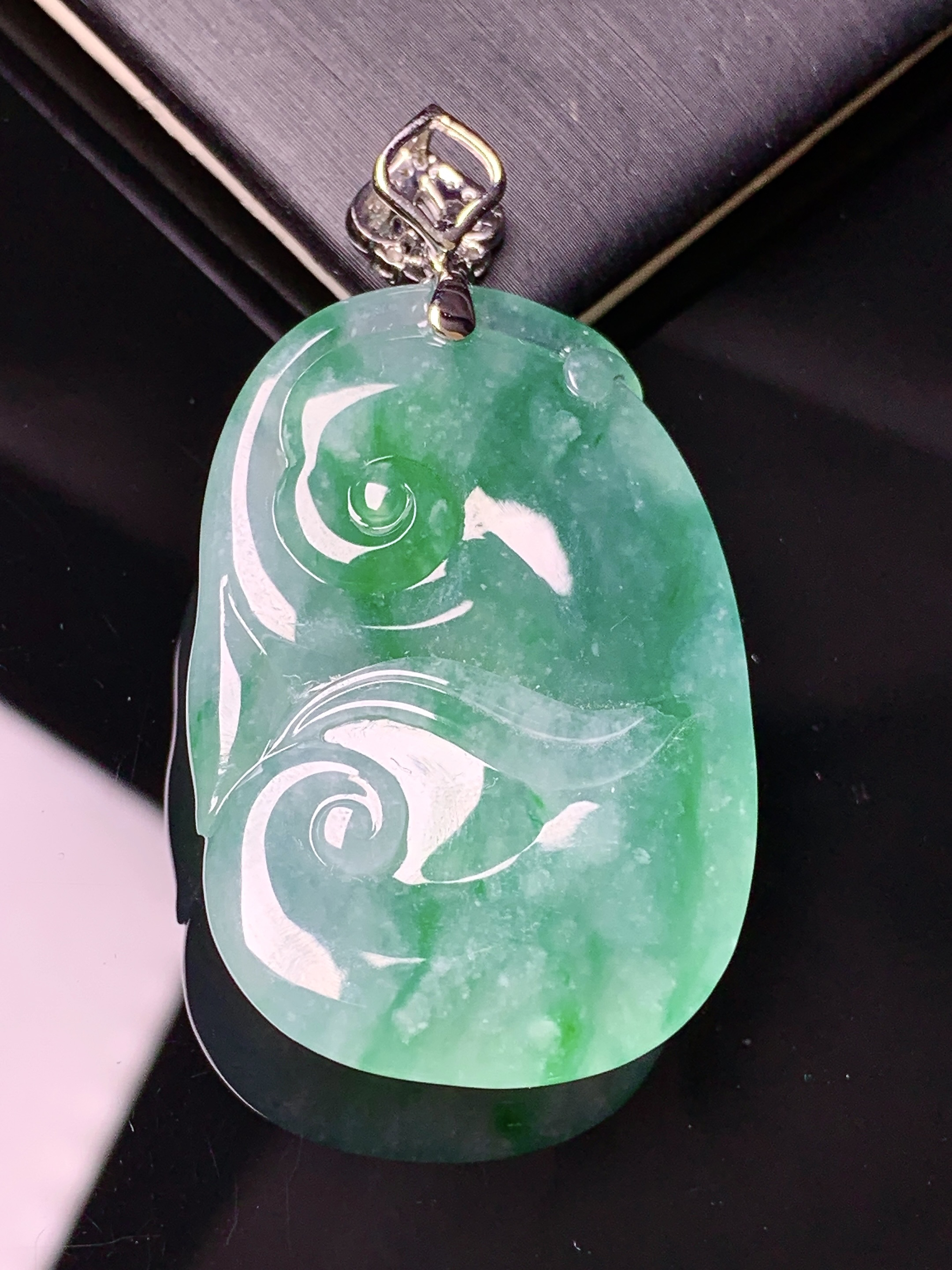 18k金钻镶嵌飘绿如意吊坠 玉质细腻 色泽艳丽 整体尺寸49*26.3*8.2f1