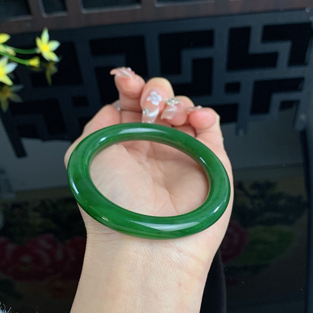 和田玉53.7圈口菠菜绿圆条碧玉手镯！玉质细腻油润 底色纯净 无裂无棉 脂粉好，品质高。