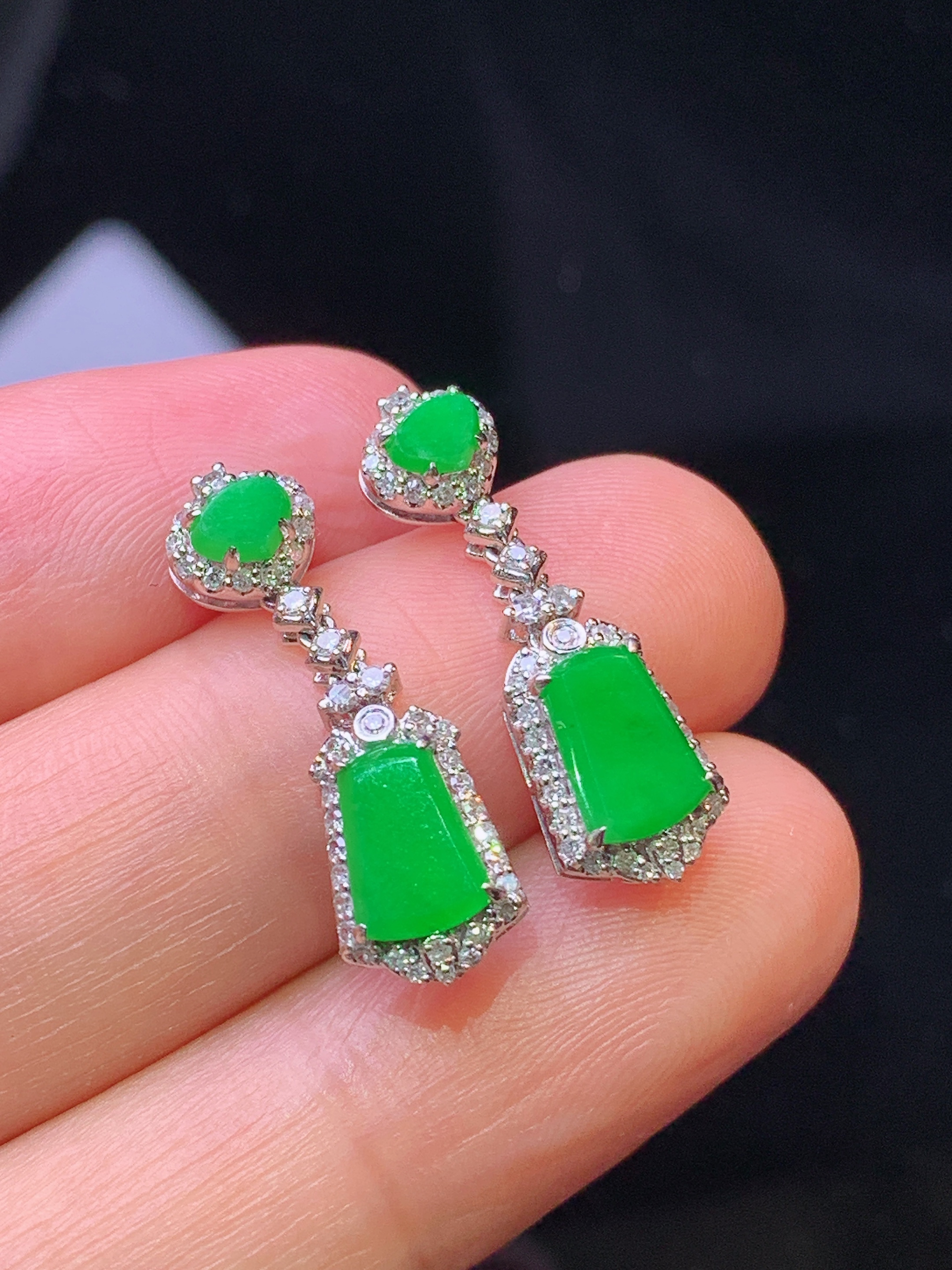 18k金钻镶嵌满绿无事牌吊坠 玉质细腻 色泽艳丽 整体尺寸23*7.2*4.2c2