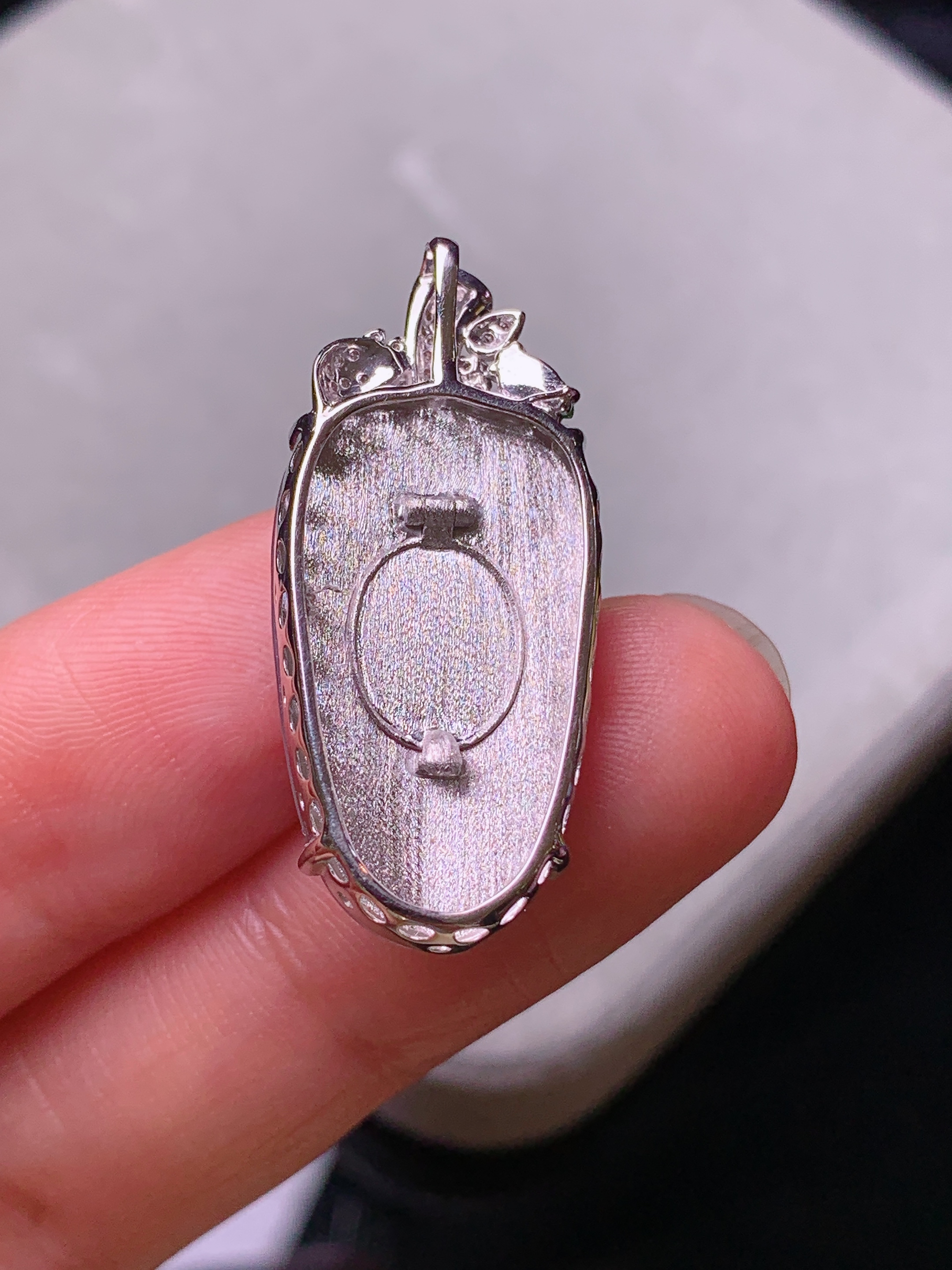 18k金钻镶嵌冰种树叶吊坠 玉质细腻 色泽艳丽 整体尺寸30.5*13.8*6.5y4