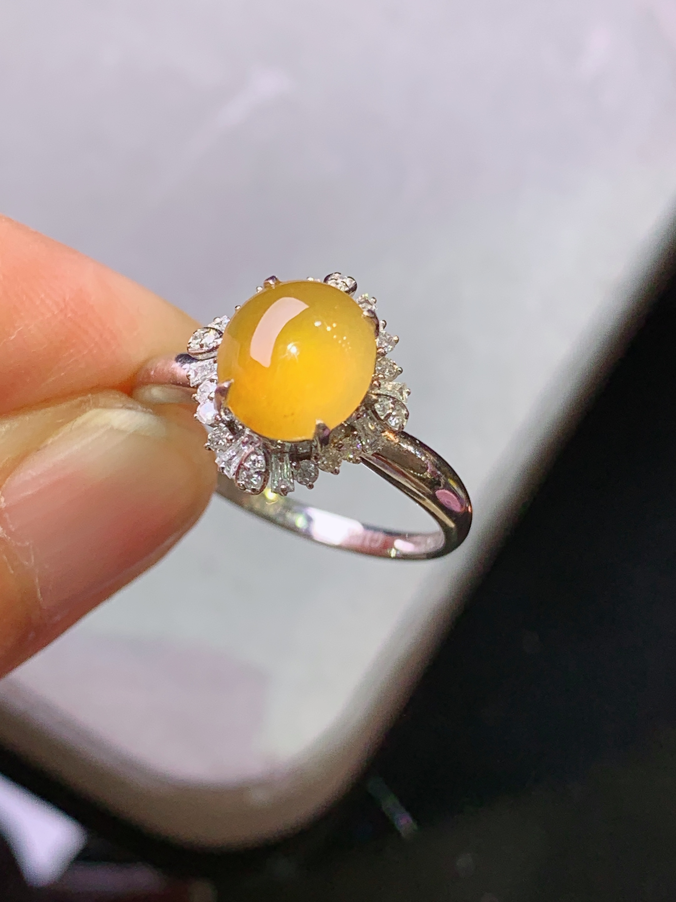 18k金钻镶嵌黄翡蛋面戒指 玉质细腻 色泽艳丽 圈口14 整体尺寸12*11.2*9j2