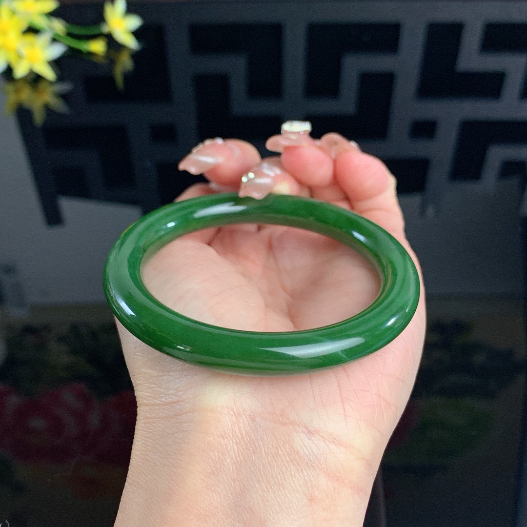 和田玉56.5圈口菠菜绿圆条碧玉手镯！玉质细腻油润 底色纯净 无裂无棉 脂粉好，品质高。