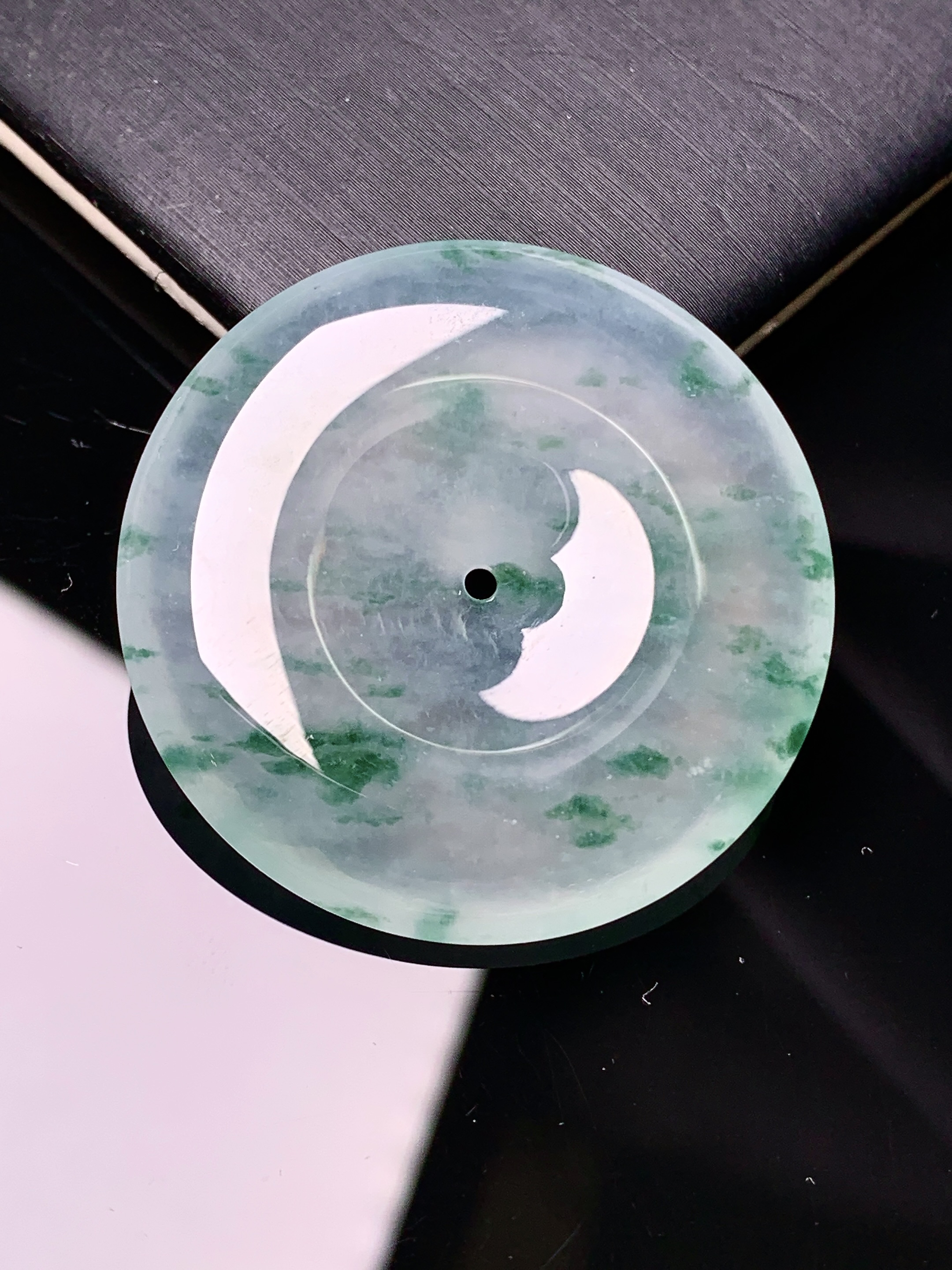 冰种飘绿平安扣吊坠 玉质细腻 色泽艳丽 整体尺寸34.8*6x1