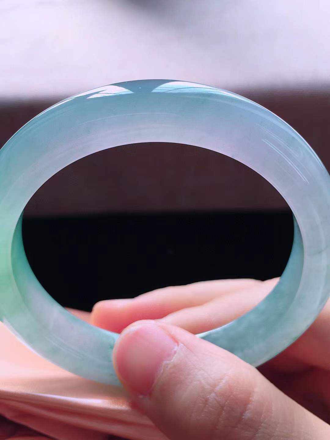 【翡翠名称】老种冰紫春彩53正圈口翡翠手镯
【翡翠尺寸】53*11.2*8.2mm适合52-54正圈口佩戴
【翡翠描述】宝贝种老水足，玉质细腻，色泽靓丽，性价比高，佩戴效果好！
【其它赠送】权威证书/精美挂绳盒子/支持全国复检