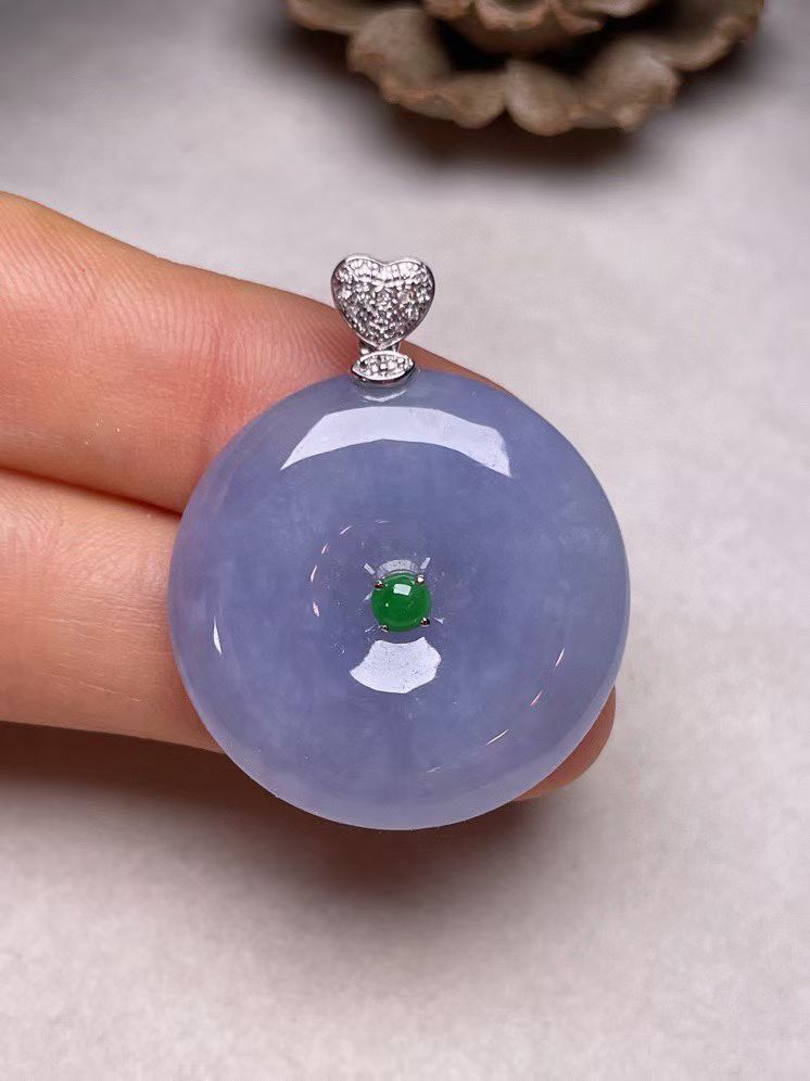 冰糯种紫罗兰平安扣吊坠、真金真钻镶嵌，种水好，玉质细腻 .裸石尺寸 26.8