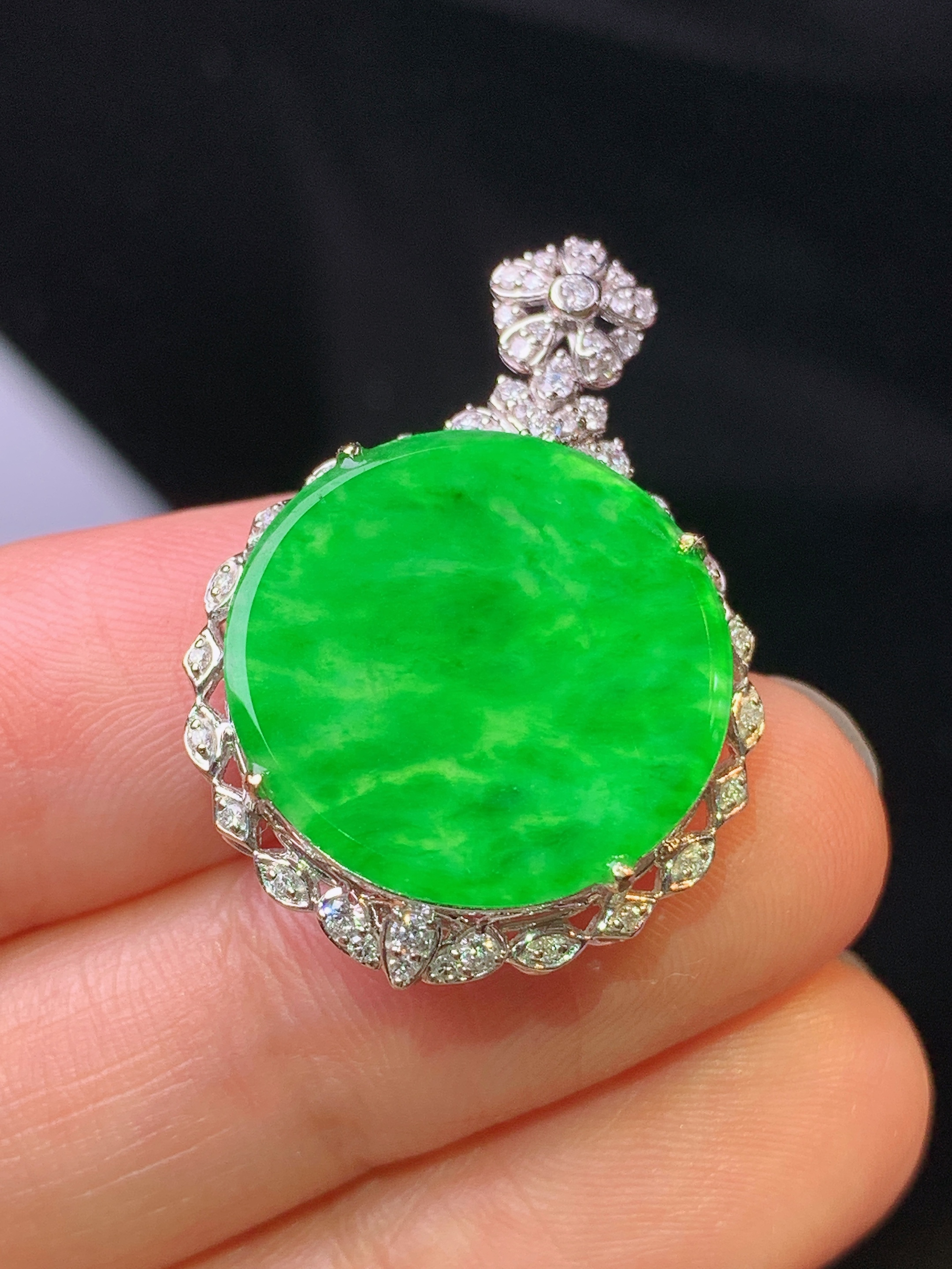 18k金钻镶嵌翠绿圆牌吊坠 玉质细腻 色泽艳丽 整体尺寸30*20.6*7j2