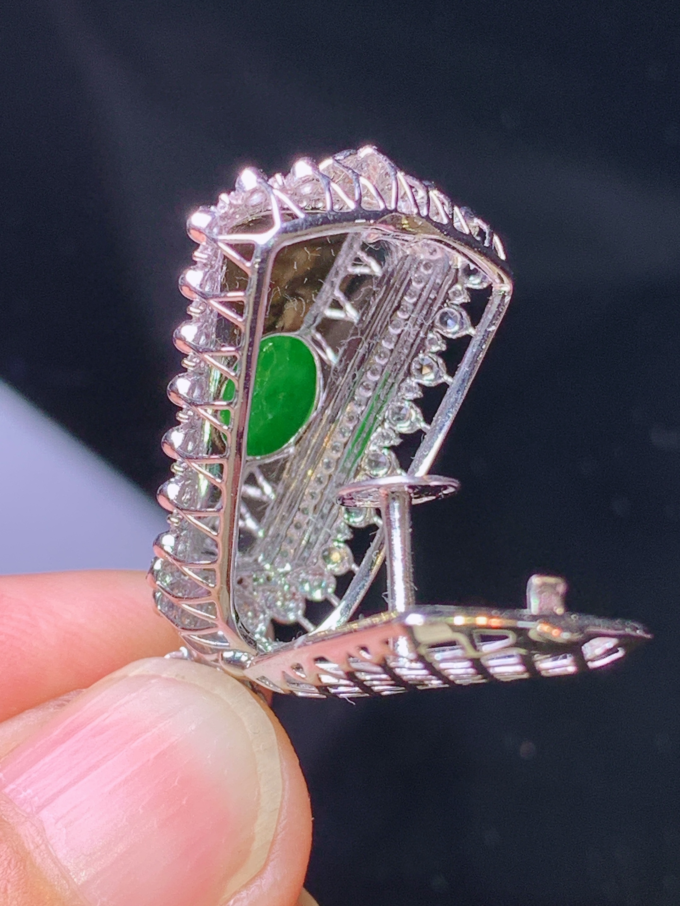 18k金钻镶嵌满绿无事牌吊坠 玉质细腻 色泽艳丽 整体尺寸33.2*16.7*10.7c2