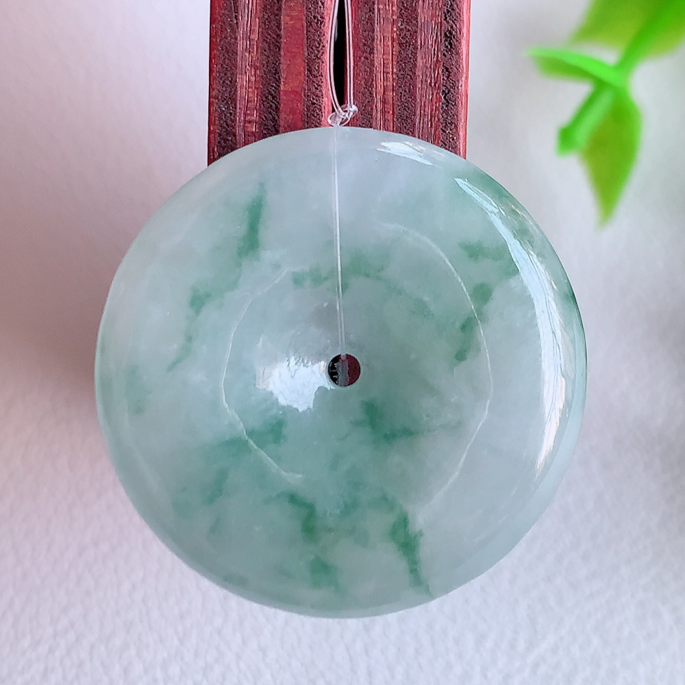 冰润飘花平安扣吊坠，厚装饱满，冰润剔透，细腻水足，种质润泽，飘花灵动，佩戴优雅大气，W49.12   尺寸：26.6-5.1mm