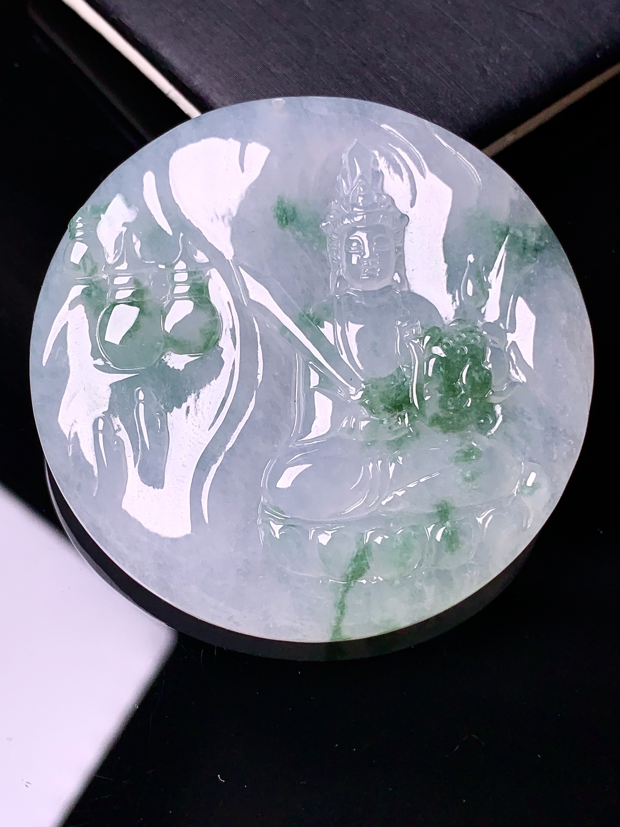 飘绿观音菩萨吊坠 玉质细腻 色泽艳丽 整体尺寸48.2*6.5d1