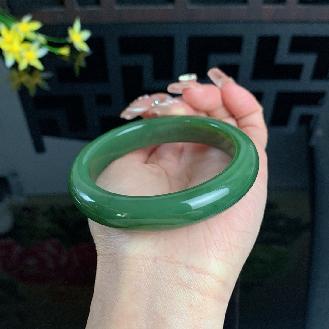 和田玉碧玉60圈口菠菜绿碧玉手镯！玉质细腻油润 底色纯净 无裂无棉 脂粉好，品质高。