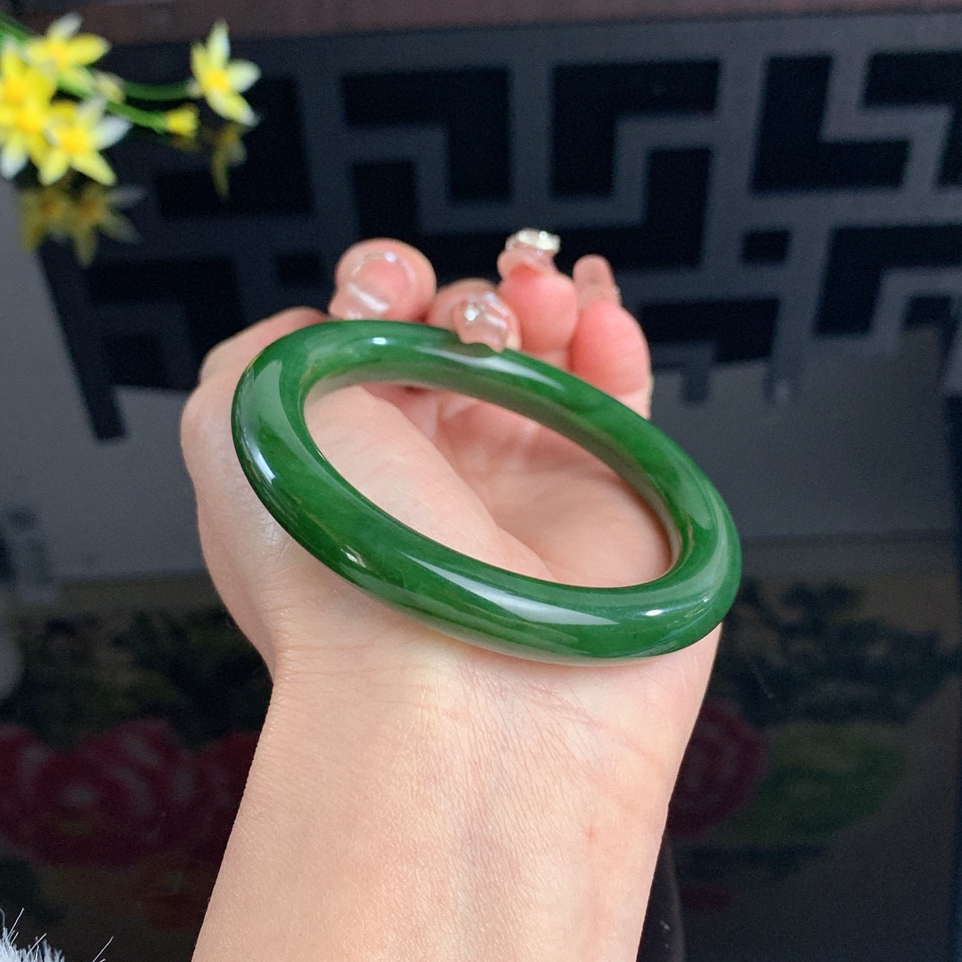 和田玉54.5圈口菠菜绿圆条碧玉手镯！玉质细腻油润 底色纯净 无裂无棉 脂粉好，品质高。