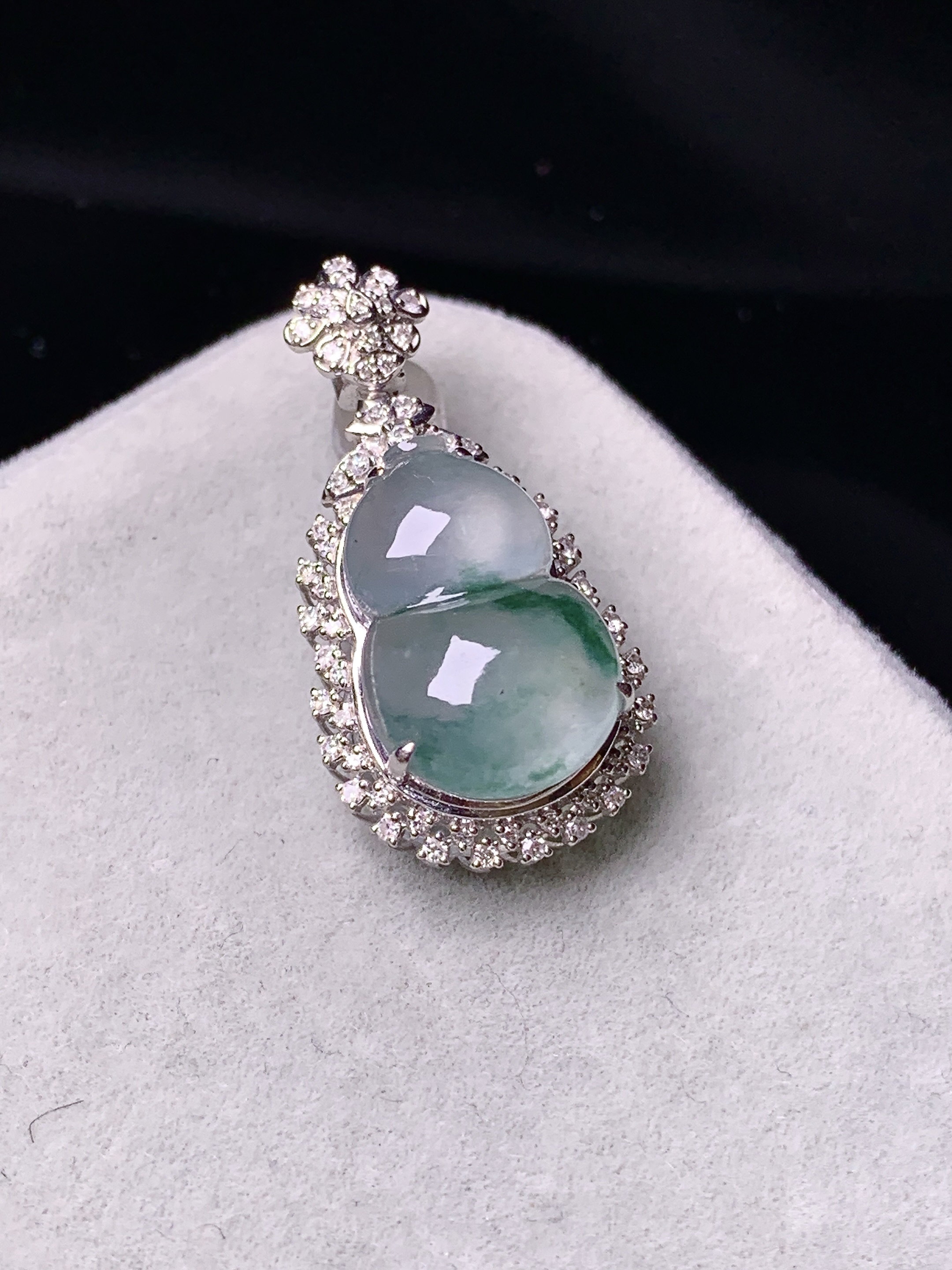 18k金钻镶嵌冰种飘绿葫芦吊坠 玉质细腻 色泽艳丽 整体尺寸27*13.8*9.7y4