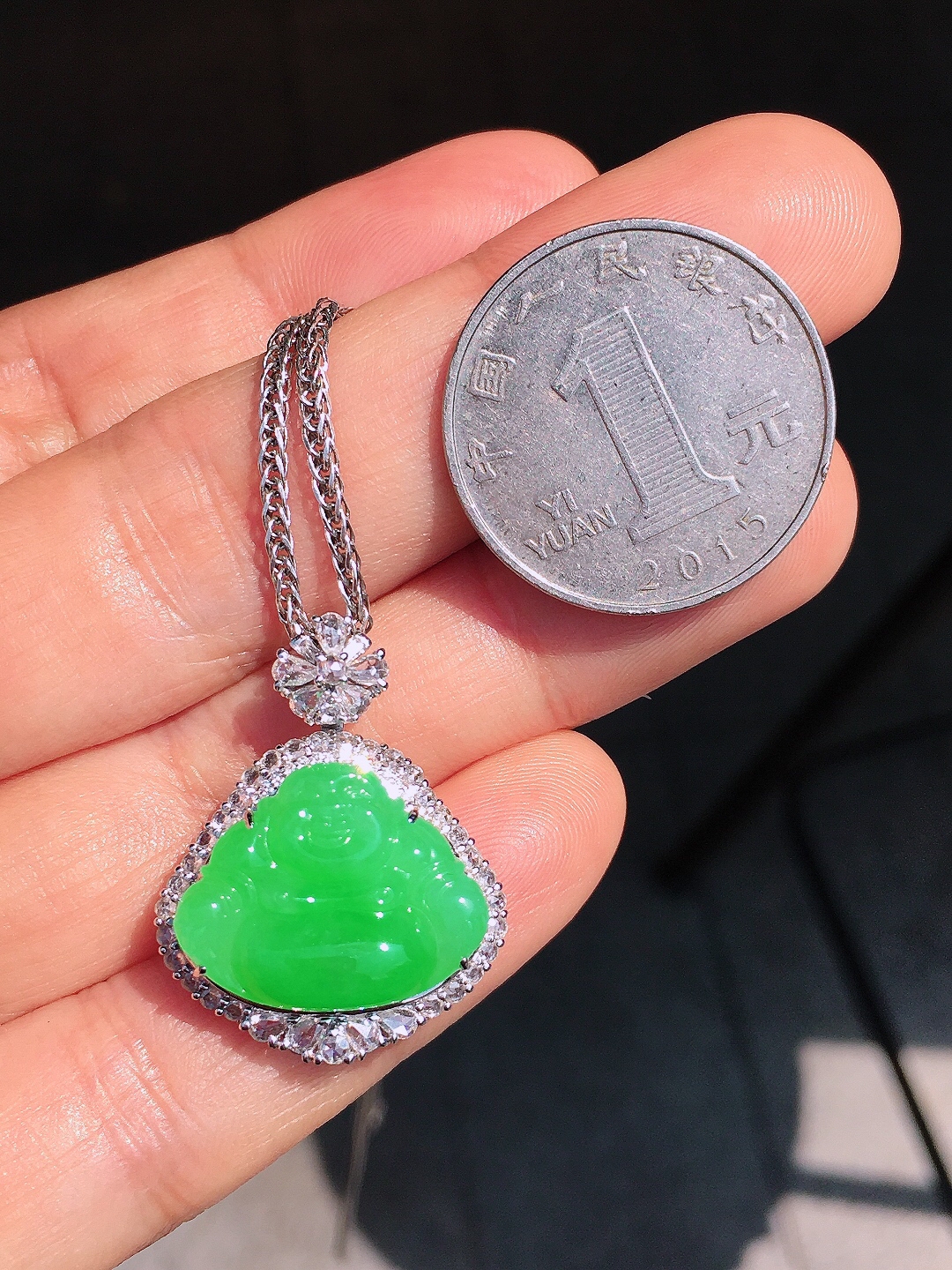 阳绿佛公吊坠，色泽均匀艳丽，玉质细腻，荧光感超
强，饱满圆润，尽显优雅气质，18k
金豪华镶嵌