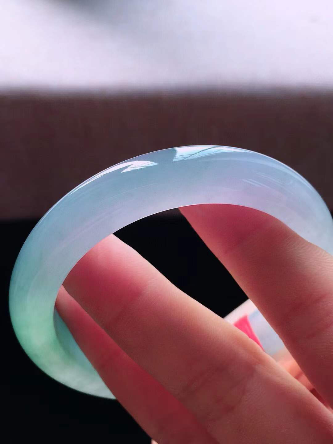 【翡翠名称】老种冰紫春彩53正圈口翡翠手镯
【翡翠尺寸】53*11.2*8.2mm适合52-54正圈口佩戴
【翡翠描述】宝贝种老水足，玉质细腻，色泽靓丽，性价比高，佩戴效果好！
【其它赠送】权威证书/精美挂绳盒子/支持全国复检