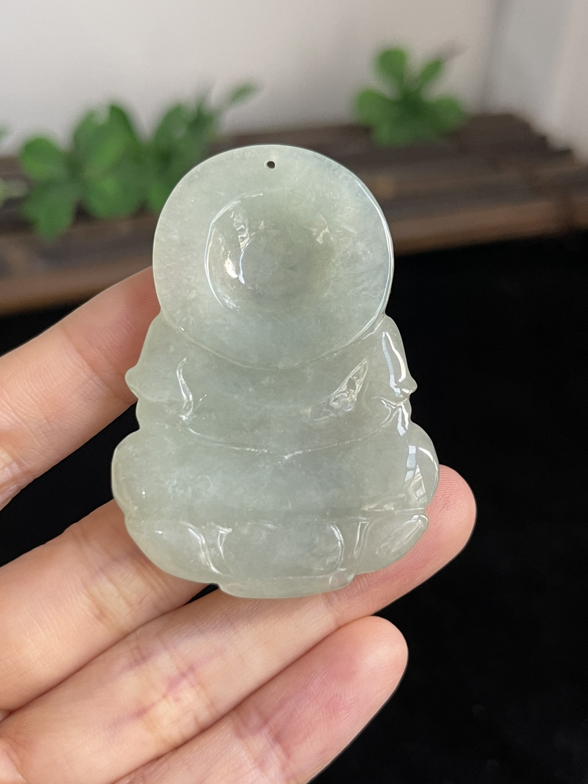 翡翠淡绿色吊坠