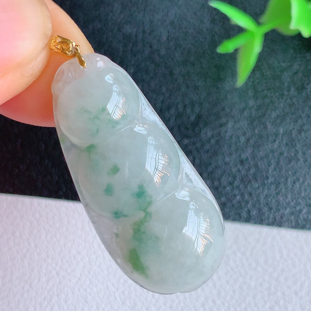 18k金扣冰润飘花福豆翡翠挂件，老种飘花  冰清玉洁  胶感十足  寓意“四季平安，福气满满”颜色鲜艳，清新自然，饱满通透   W49.9  尺寸：35.8-16.2-6mm