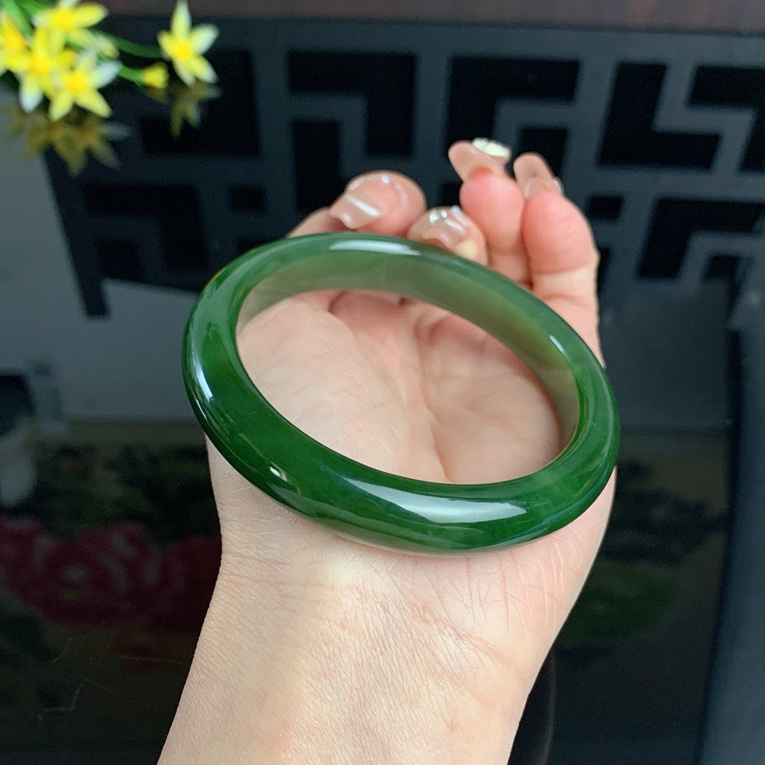 和田玉59.5圈口菠菜绿碧玉手镯！玉质细腻油润 底色纯净 无裂无黑 脂粉好，品质高。