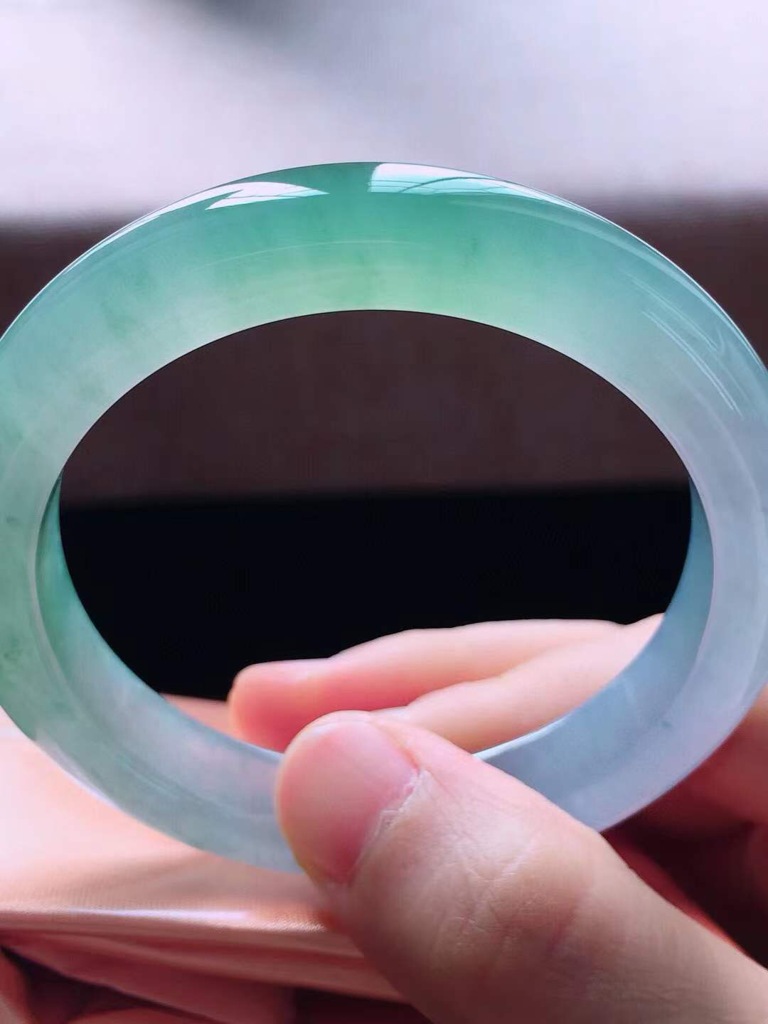 【翡翠名称】老种冰紫春彩53正圈口翡翠手镯
【翡翠尺寸】53*11.2*8.2mm适合52-54正圈口佩戴
【翡翠描述】宝贝种老水足，玉质细腻，色泽靓丽，性价比高，佩戴效果好！
【其它赠送】权威证书/精美挂绳盒子/支持全国复检