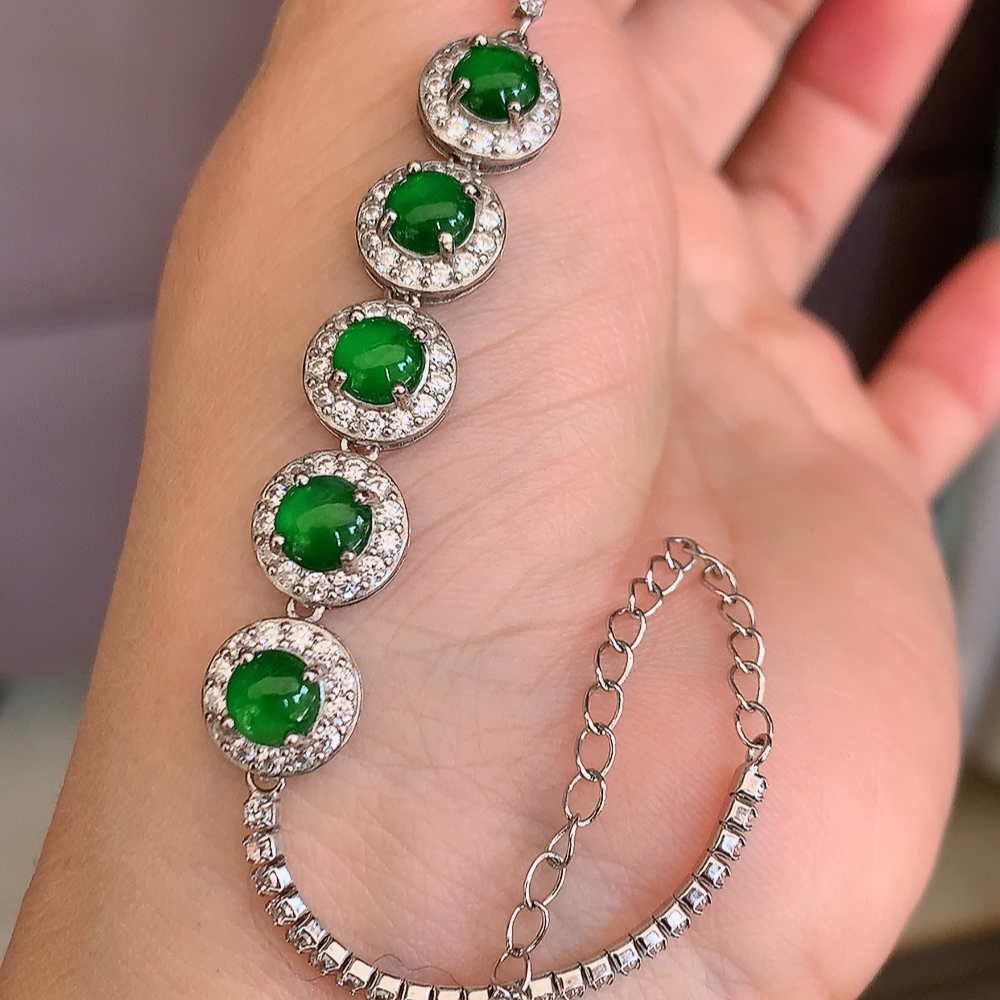 冰润满绿翡翠蛋面手链，水水润润，珠圆玉润，颜色鲜艳，妙明清净，清秀高雅，佩戴效果优雅迷人！性价比超值 W815.12  取一尺寸：9.6-5.5mm    裸石尺寸：5.5mm