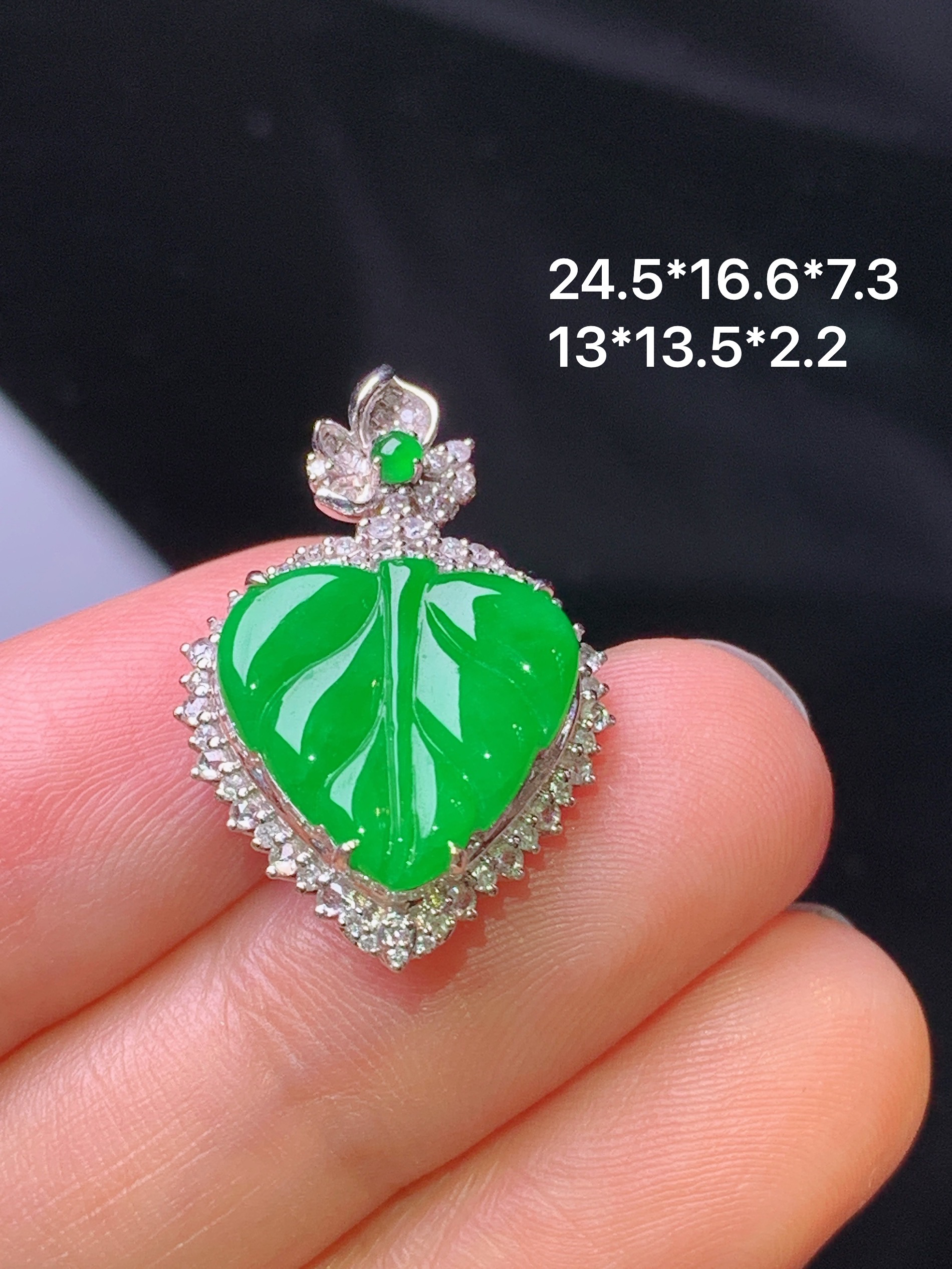 18k金钻镶嵌满绿树叶吊坠 玉质细腻 色泽艳丽 整体尺寸24.5*16.6*7.3c2