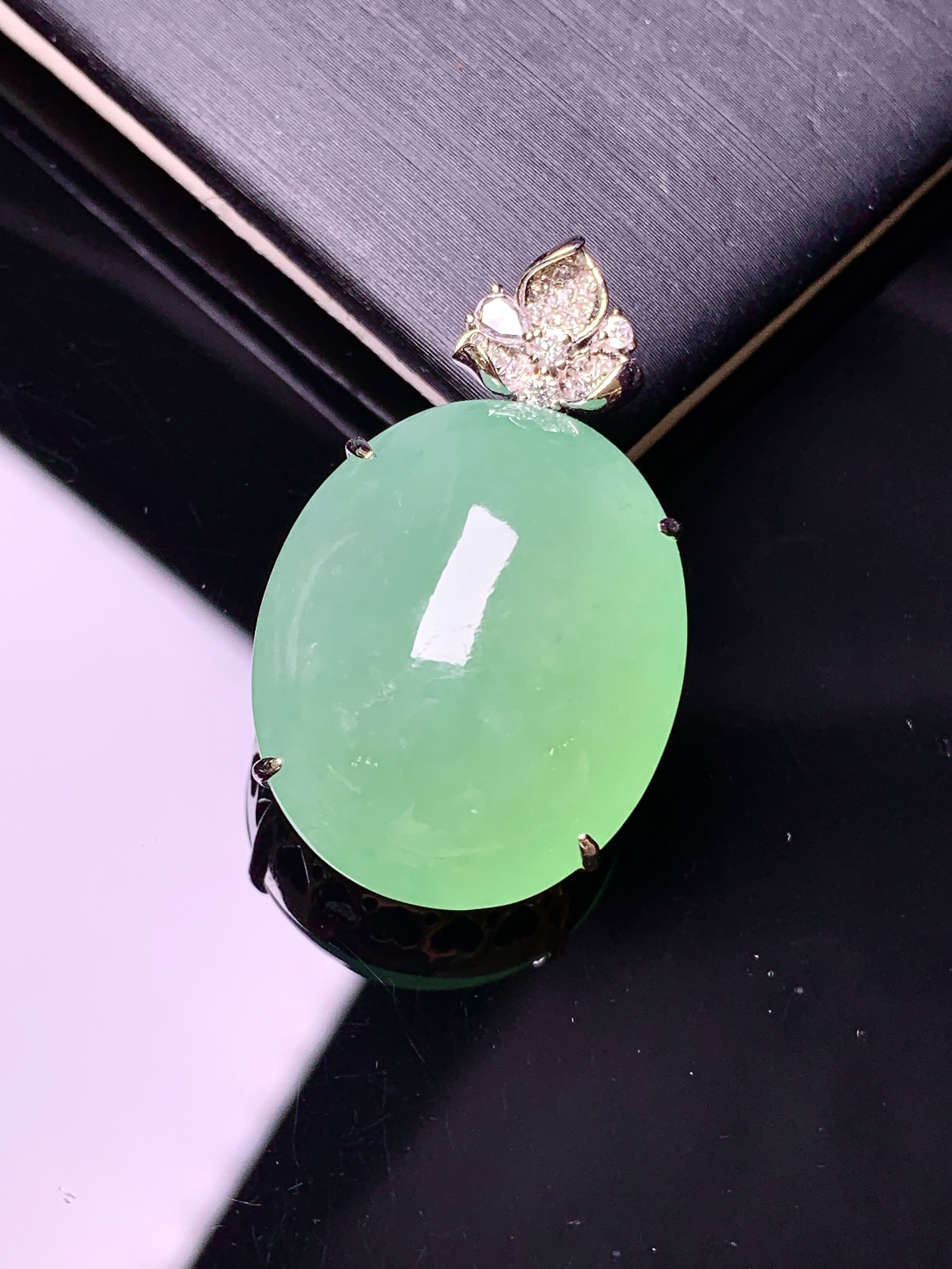 18k金钻镶嵌翠绿蛋面吊坠 玉质细腻 色泽艳丽 整体尺寸30.8*18.8*11.5f1