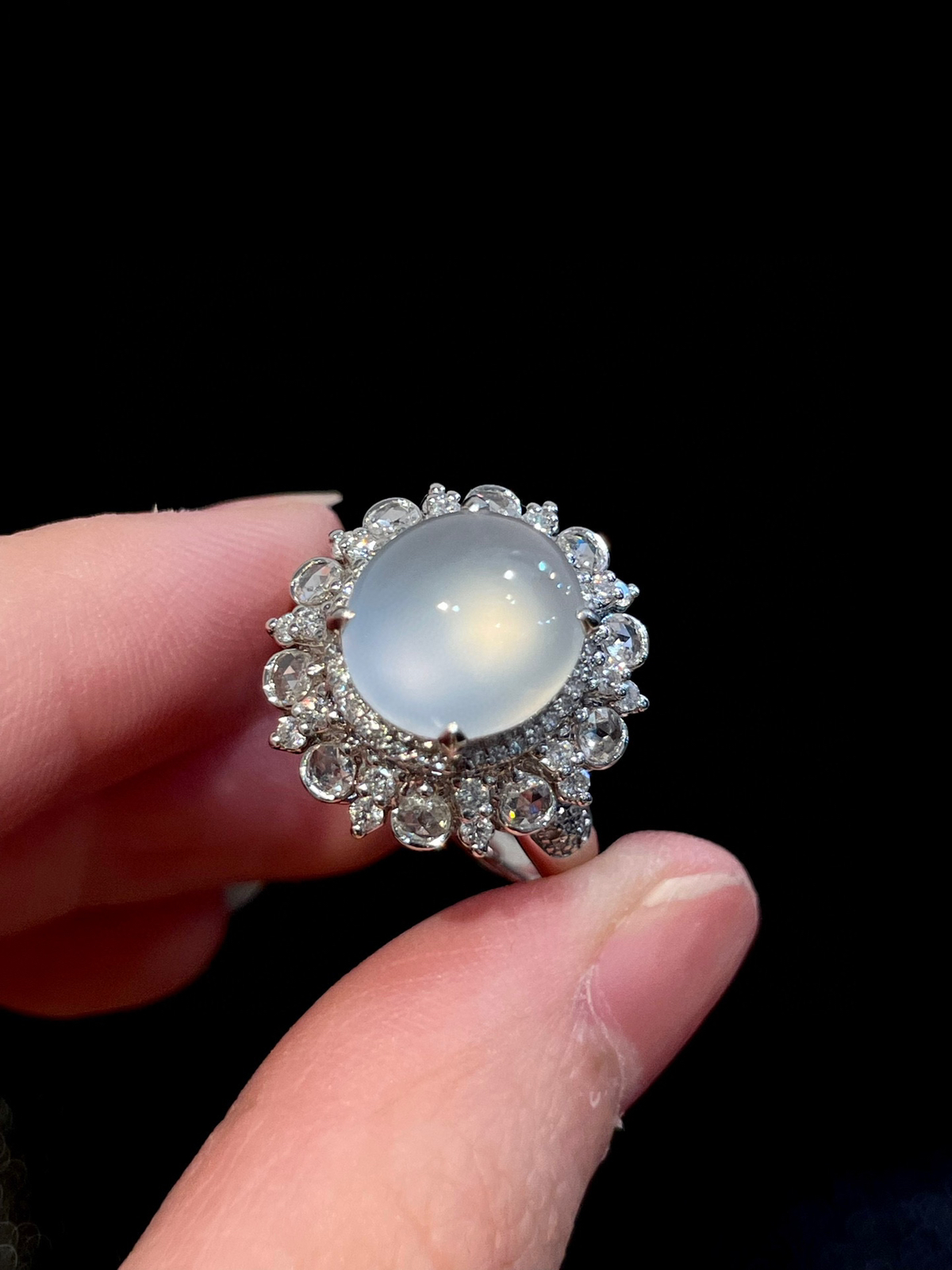 ️ 18K高冰蛋面戒指
饱满圆润，质地细腻，起光，满钻围镶，上身大方经典
尺寸：整体17*16.3*13.2裸石10.2*9.3