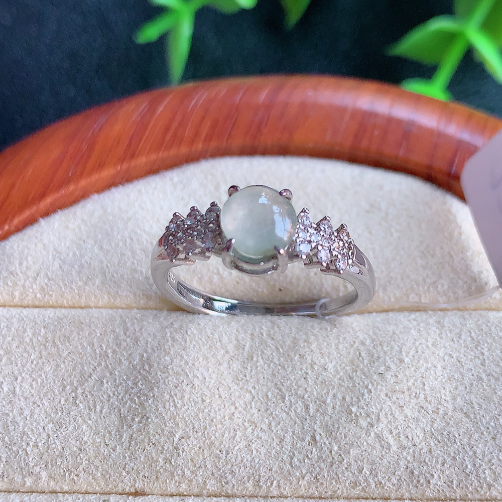 冰润精美环形翡翠戒指  玉质细腻  冰清玉润    颜色漂亮  W49.15   内径尺寸：17.5mm  裸石尺寸：6.2mm