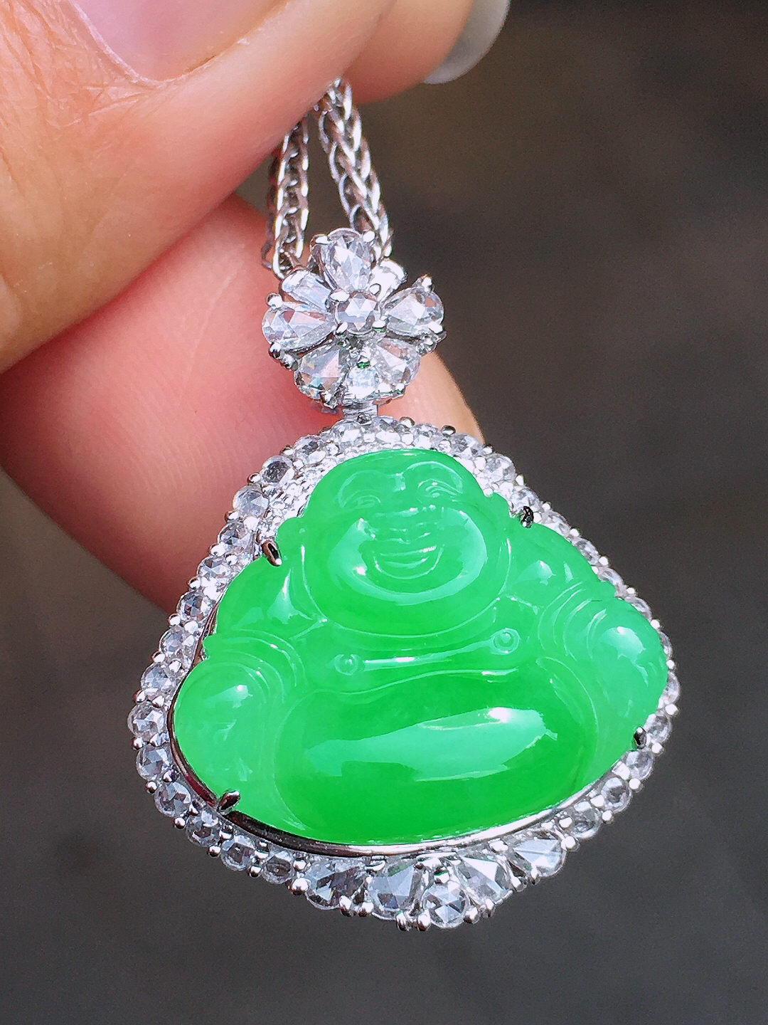 阳绿佛公吊坠，色泽均匀艳丽，玉质细腻，荧光感超
强，饱满圆润，尽显优雅气质，18k
金豪华镶嵌