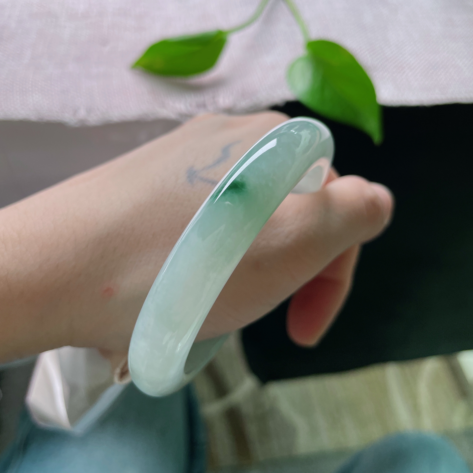 57.2/11.3/8.6，飘花正圈，料子干净清润，冰底飘绿，是自然泼洒的青釉墨痕。完美