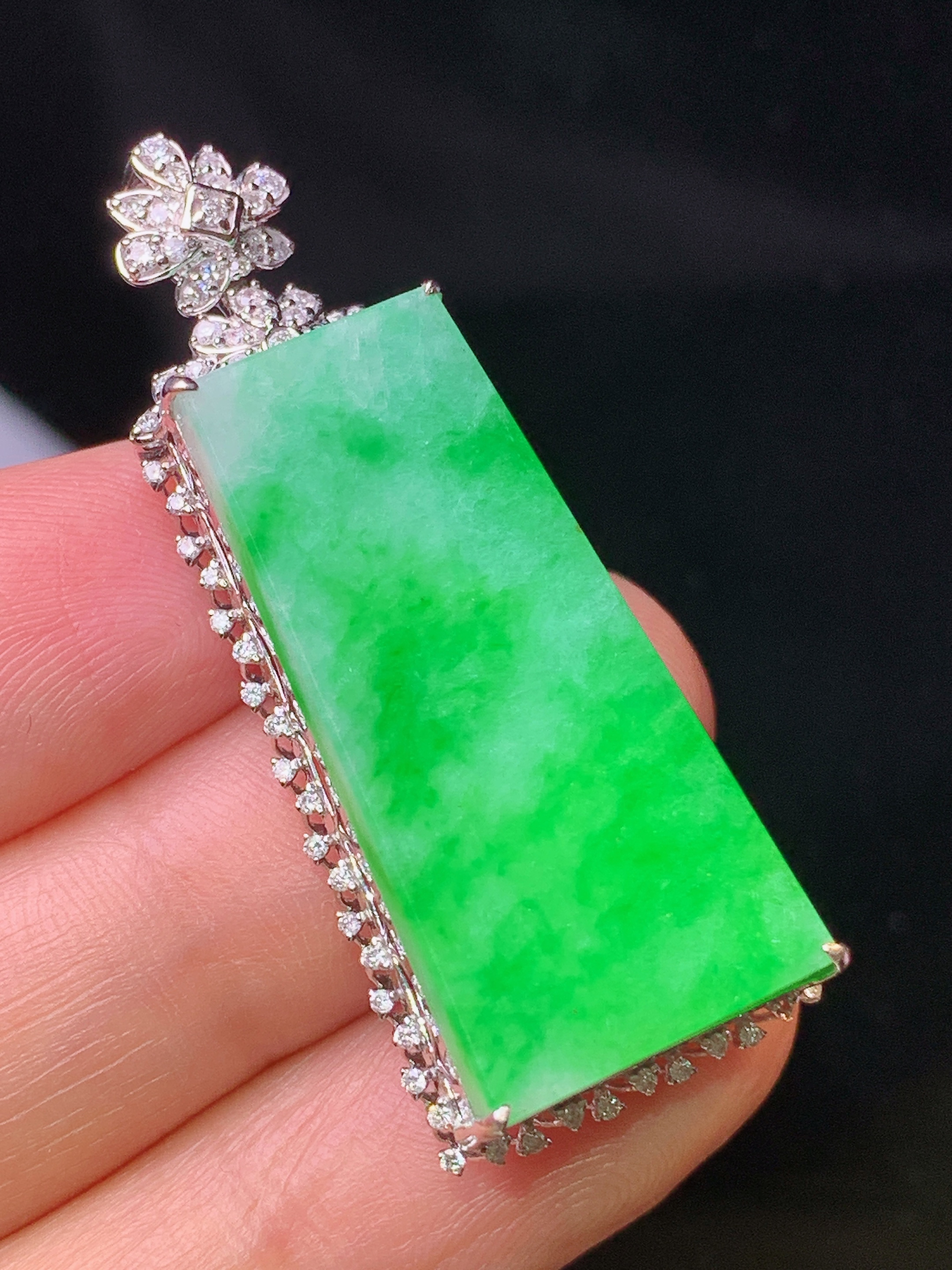 18k金钻镶嵌翠绿无事牌吊坠 玉质细腻 色泽艳丽 整体尺寸42.5*16.5*8.8j2