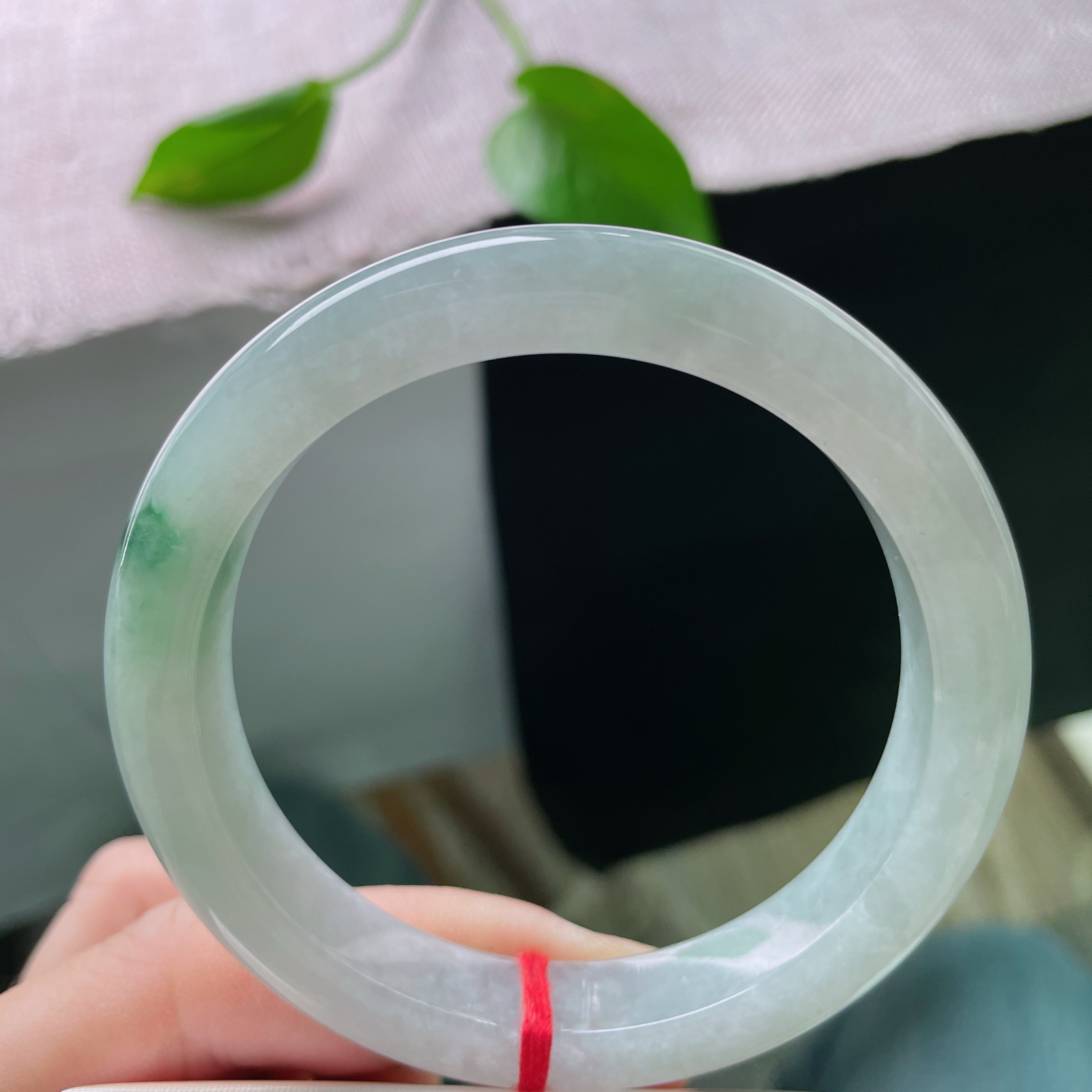 57.2/11.3/8.6，飘花正圈，料子干净清润，冰底飘绿，是自然泼洒的青釉墨痕。完美