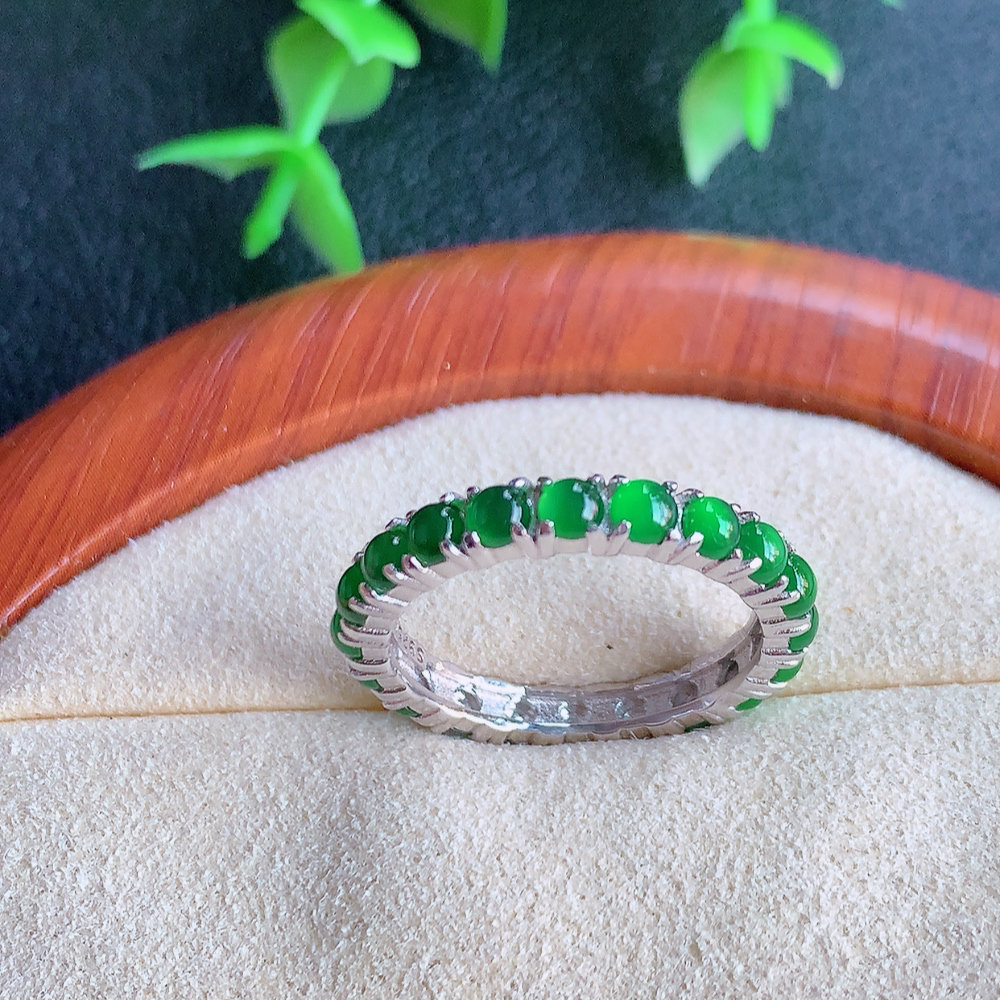 冰润满绿圆珠翡翠戒指  玉质细腻  冰清玉润  飘花灵动  颜色漂亮  W 815.15  内径尺寸：17-3-2.8mm   裸石尺寸：3mm