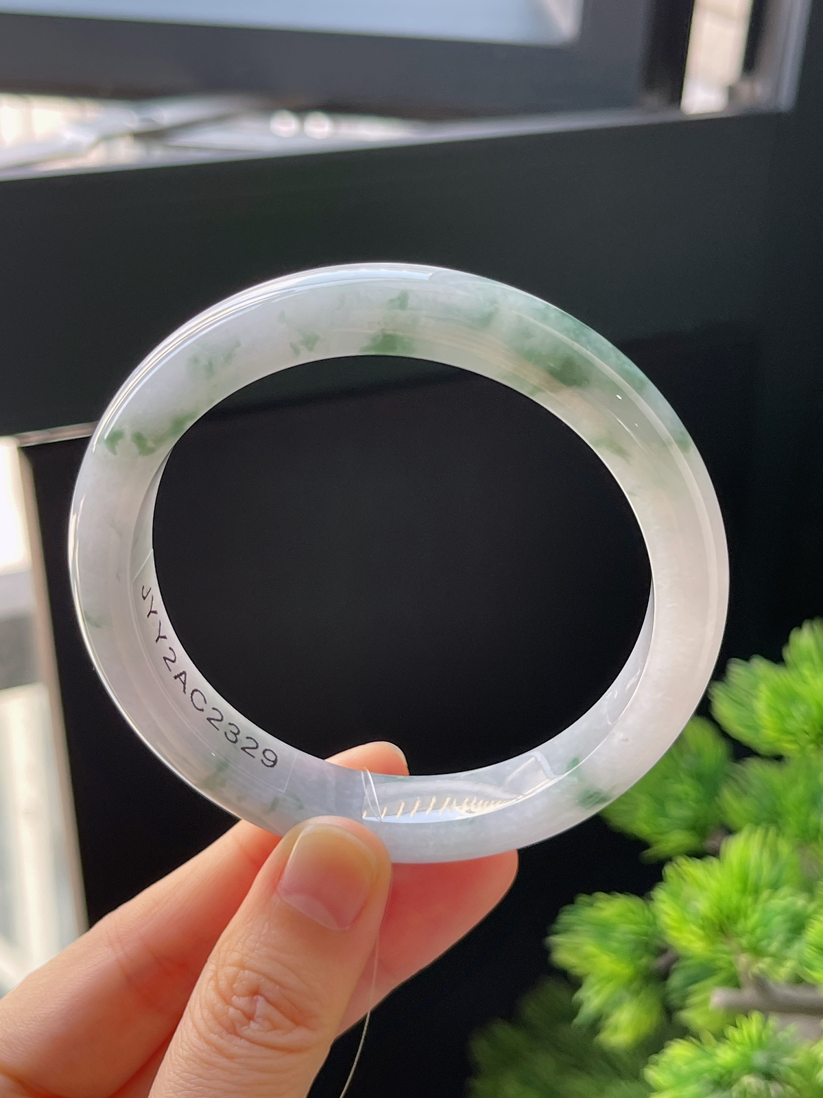 正圈60圈口，翡翠冰糯飘绿手镯