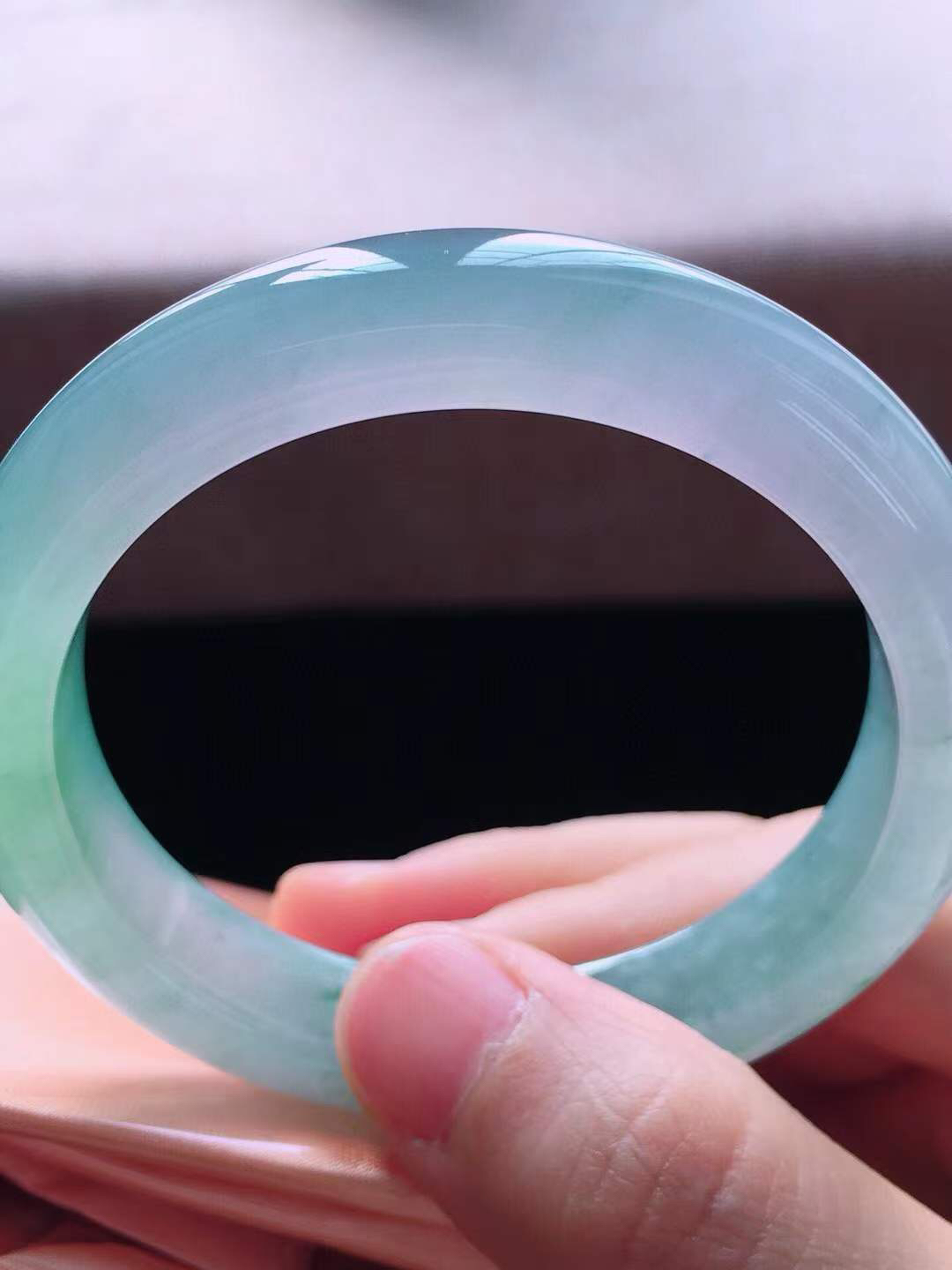 【翡翠名称】老种冰紫春彩53正圈口翡翠手镯
【翡翠尺寸】53*11.2*8.2mm适合52-54正圈