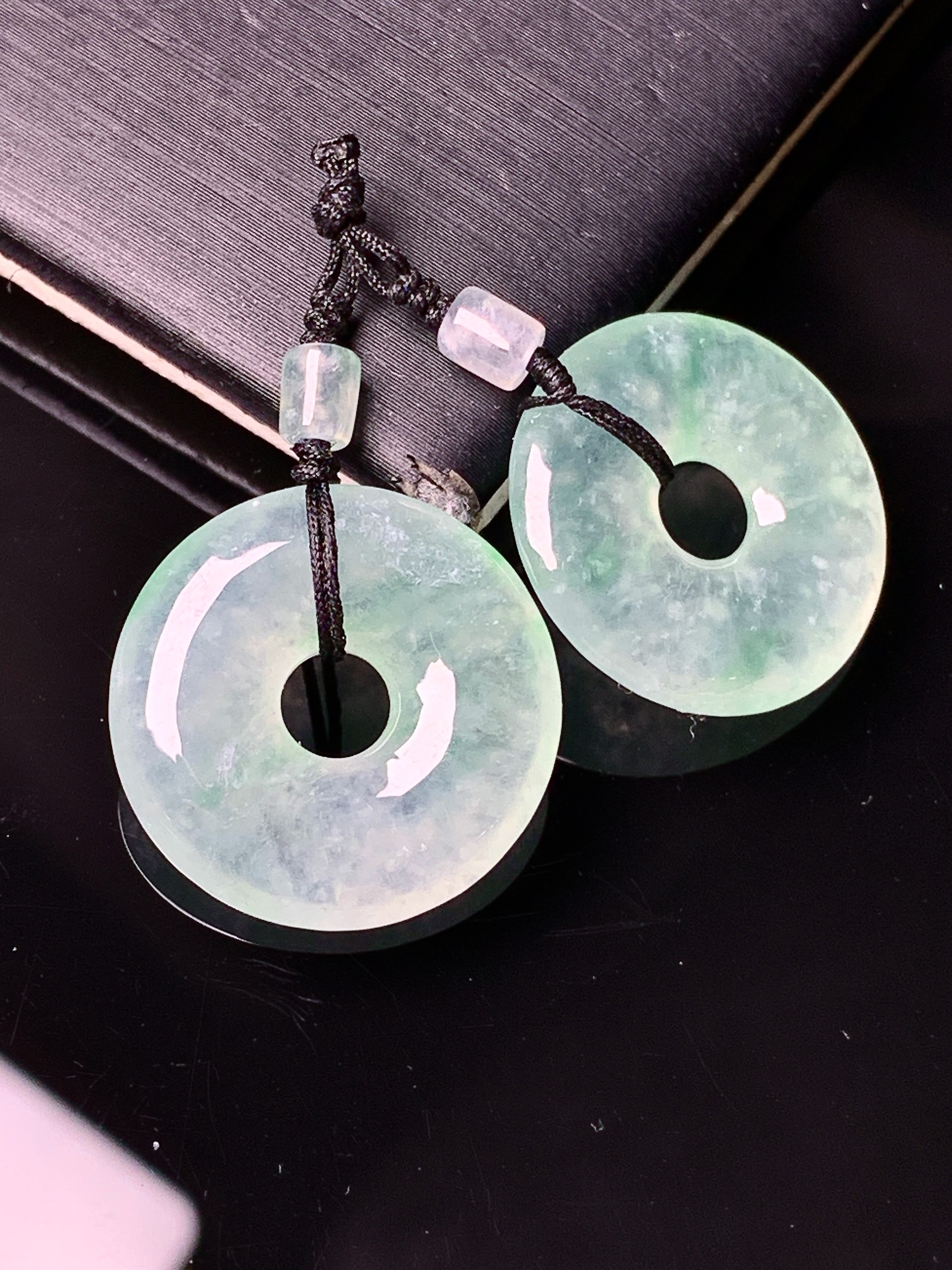 冰种飘绿平安环一对 玉质细腻 色泽艳丽 整体尺寸19*3.7*2x