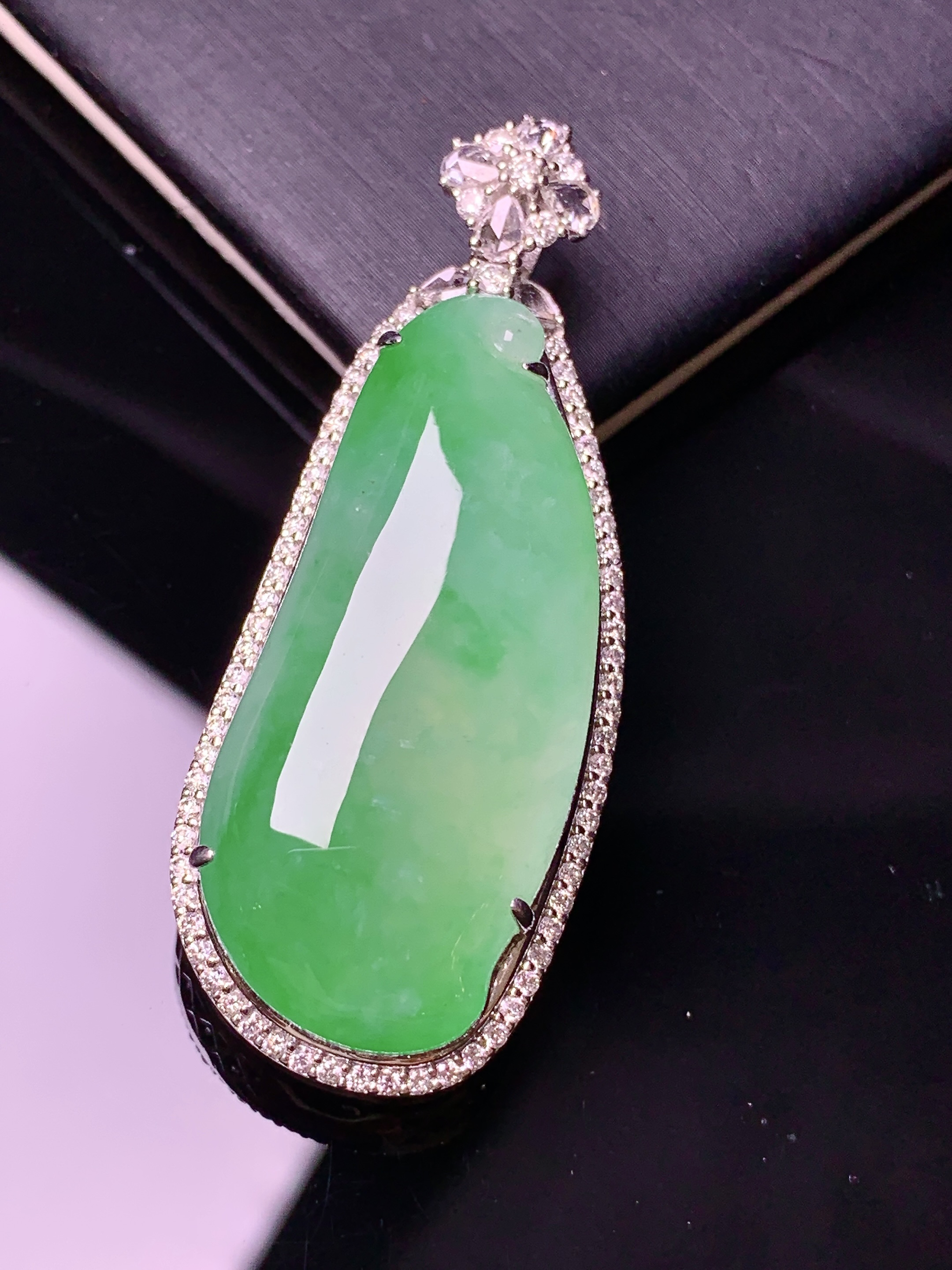 18k金钻镶嵌翠绿福瓜吊坠 玉质细腻 色泽艳丽 整体尺寸47.8*19*12.7f1