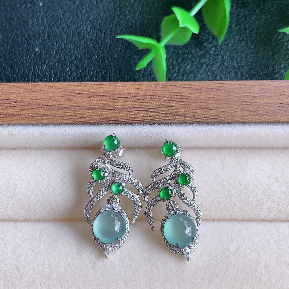 冰晴水翡翠耳坠，自然光实拍，颜色漂亮，种老水足，品相佳，佩戴佳品！W502.12  取一尺寸： 25.5-12-5mm  裸石尺寸：6.6mm