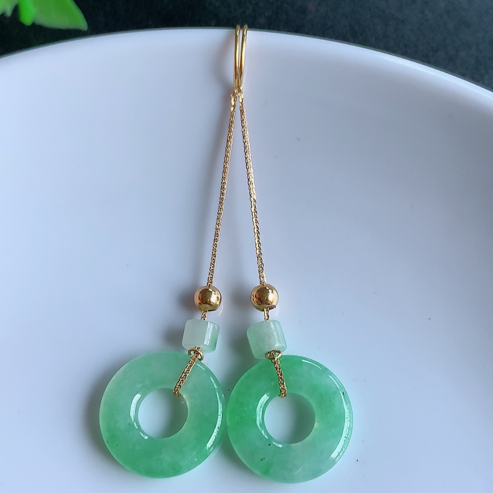 18k金冰透翡翠耳坠，自然光实拍，翠色灵动，颜色漂亮，种老水足，品相佳，佩戴佳品！W41.12  取一尺寸：12.6-2.6mm