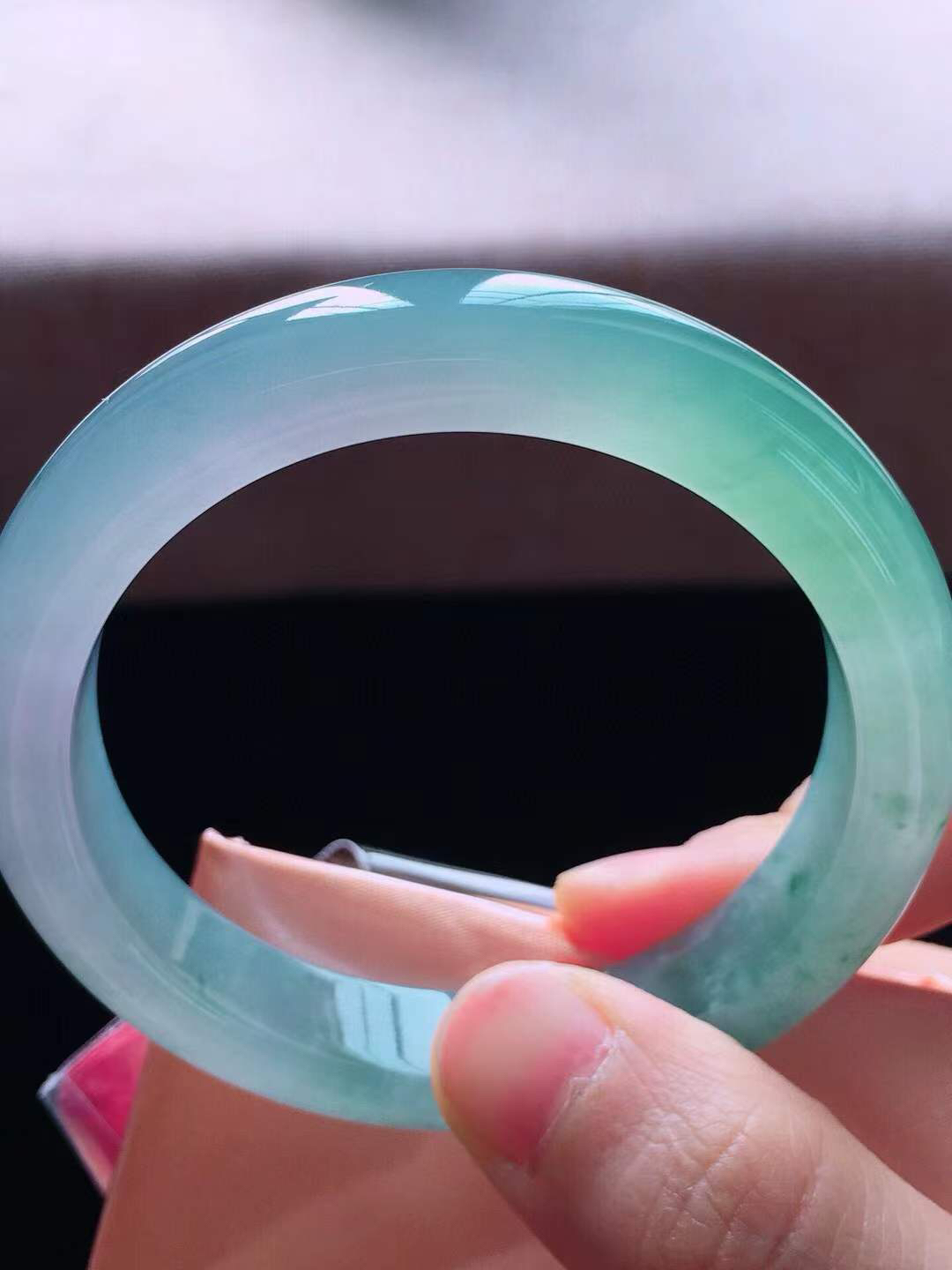 【翡翠名称】老种冰紫春彩53正圈口翡翠手镯
【翡翠尺寸】53*11.2*8.2mm适合52-54正圈口佩戴
【翡翠描述】宝贝种老水足，玉质细腻，色泽靓丽，性价比高，佩戴效果好！
【其它赠送】权威证书/精美挂绳盒子/支持全国复检