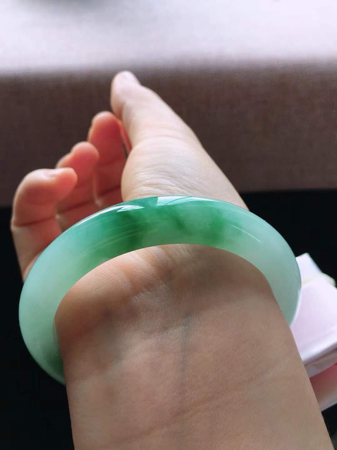 【翡翠名称】老坑冰种冰飘花54.3正圈口手镯
【翡翠尺寸】54.3*10.8*8.2mm适合53-55.5正圈口佩戴
【翡翠描述】宝贝种老水足，玉质细腻，色泽靓丽，性价比高，佩戴效果好！
【其它赠送】权威证书/精美挂绳盒子/支持全国复检