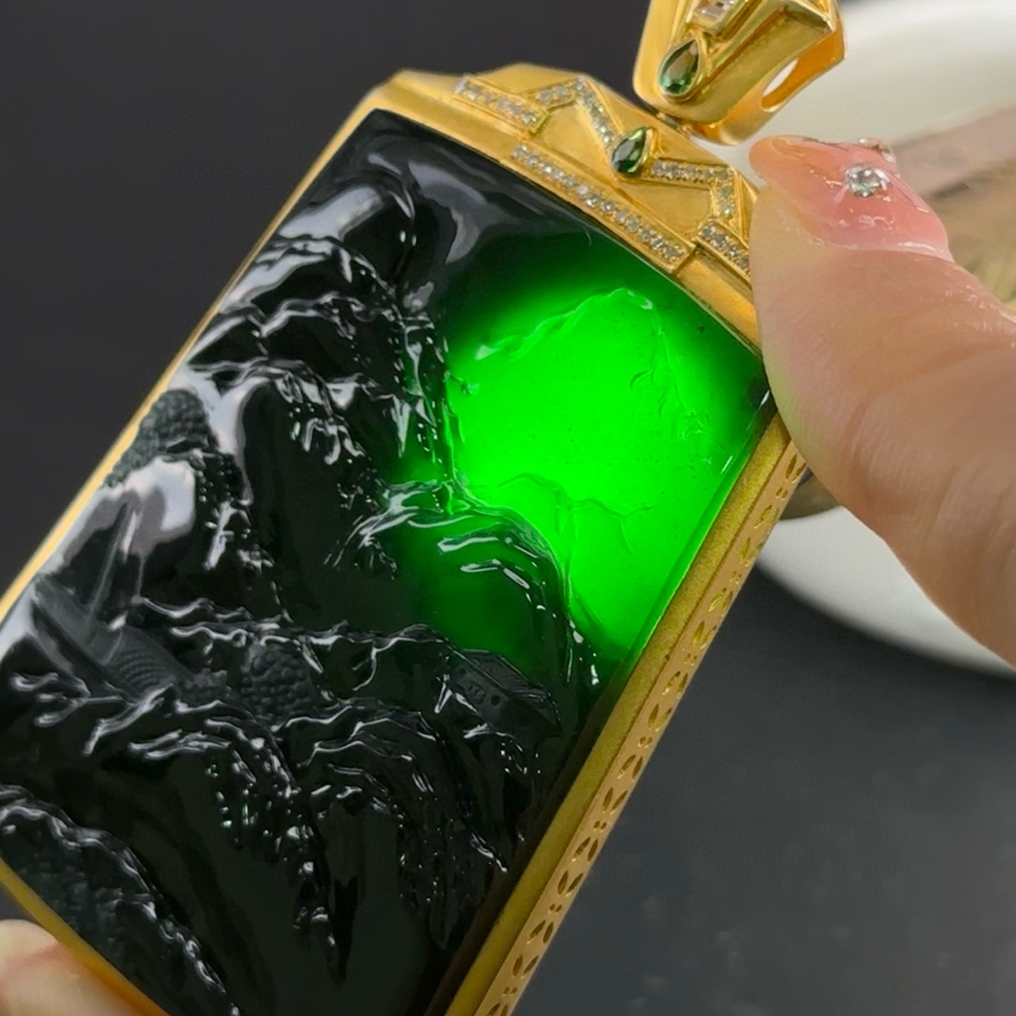 墨翠山水牌 种好色正 黑度极好 打灯通透 油性十足