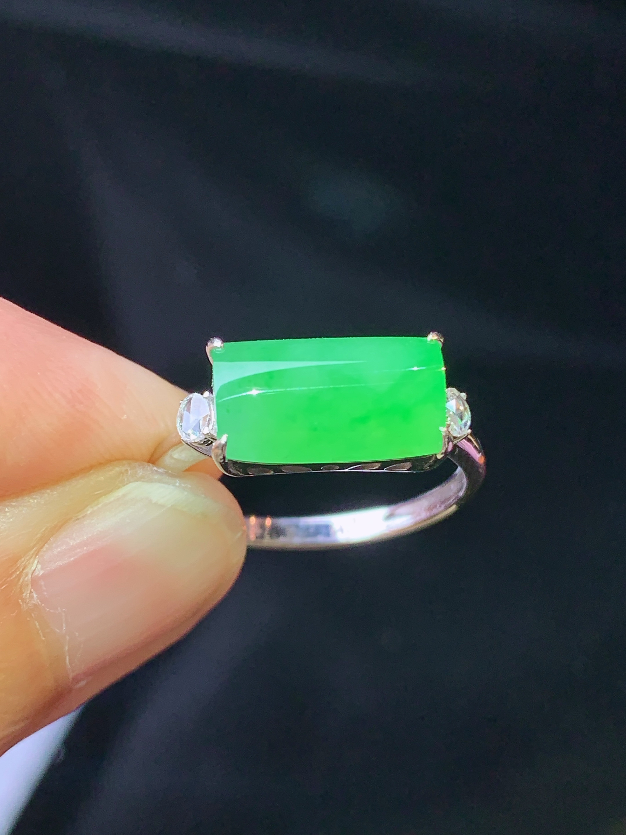 18k金钻镶嵌翠绿玉柱戒指 玉质细腻 色泽艳丽 圈口13 整体尺寸6.6*11.3*3.8j2