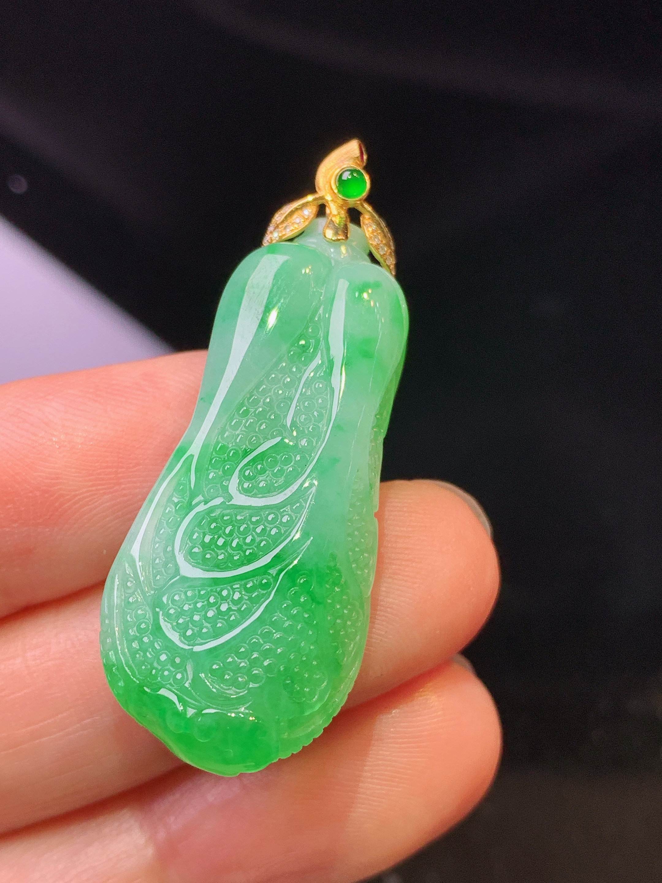 18k金钻镶嵌飘绿白菜吊坠 玉质细腻 色泽艳丽 整体尺寸40.5*16.2*9.8x1