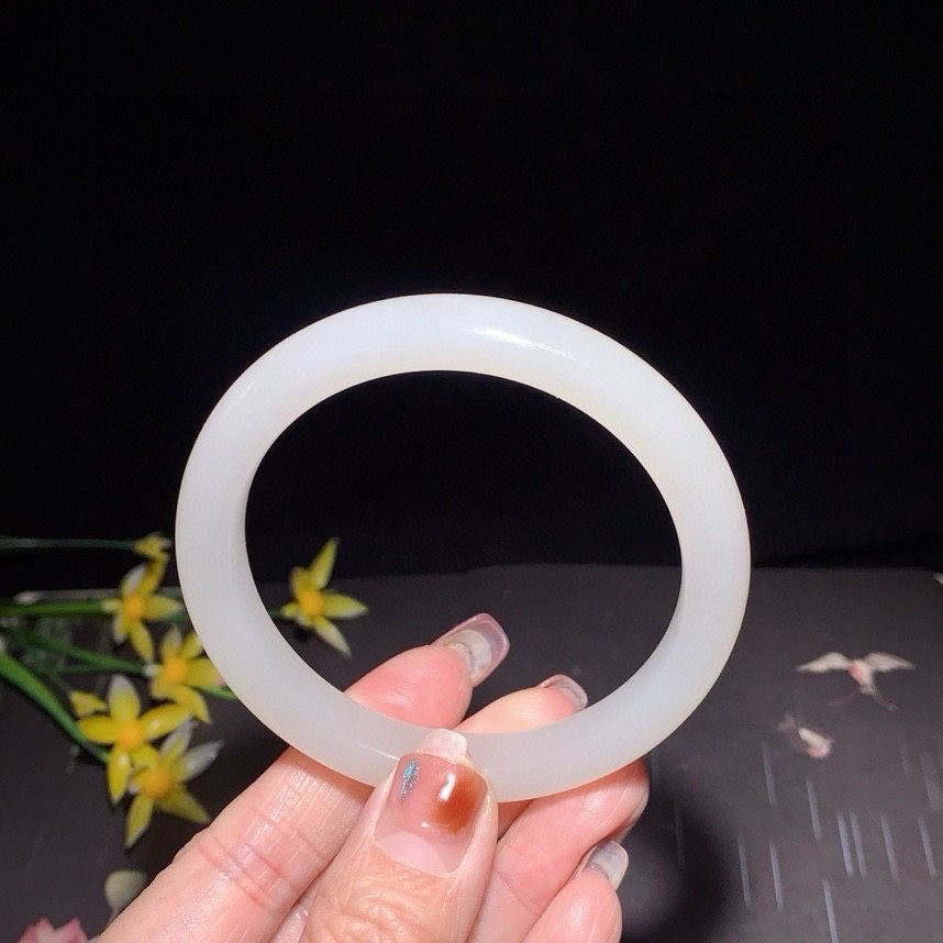 和田玉53.5圈口羊脂白手镯！玉质细腻油润 底色纯净 无裂无杂 脂粉好，品质好！