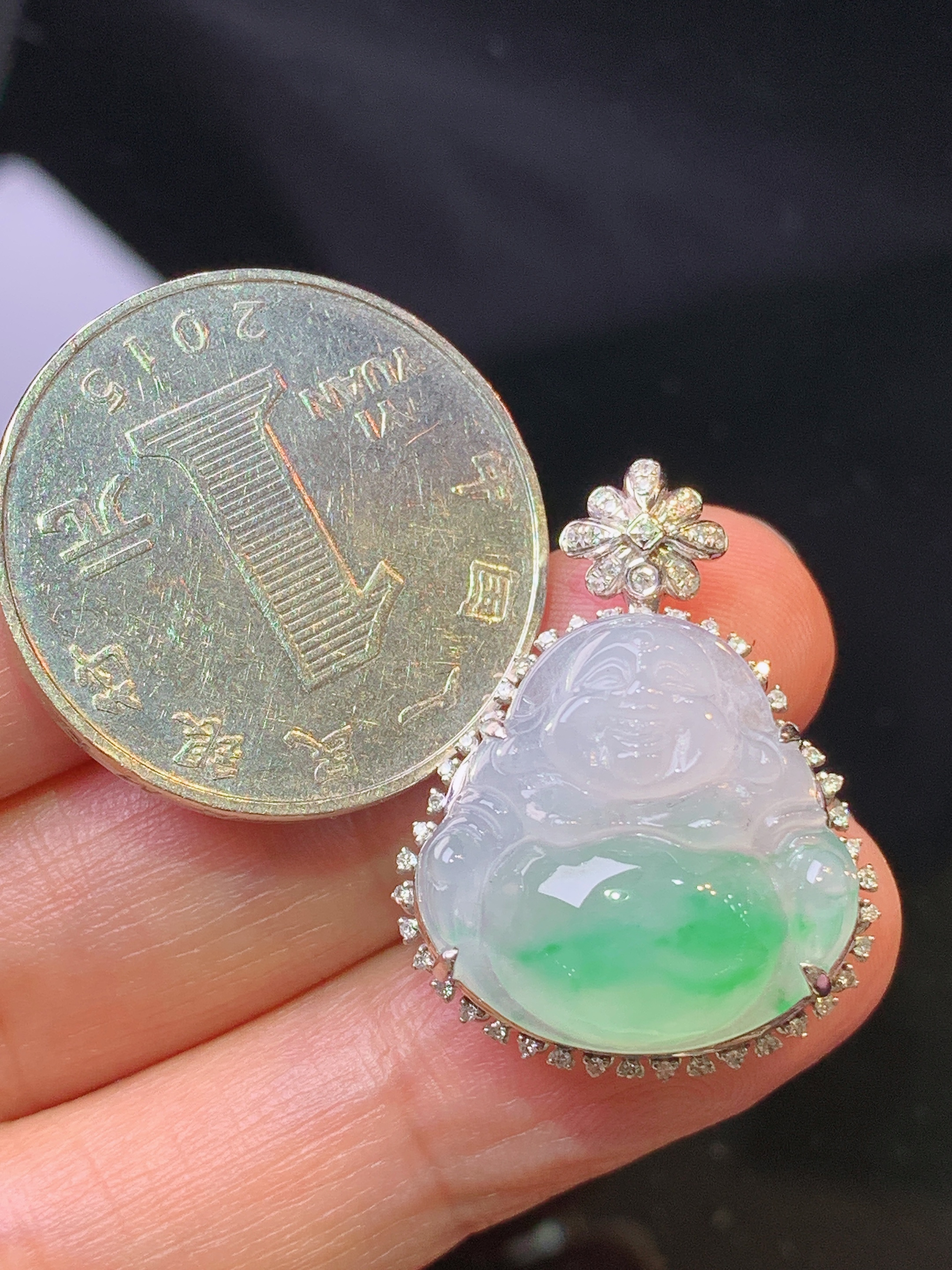 18k金钻镶嵌飘绿佛公吊坠 玉质细腻 色泽艳丽 整体尺寸27.2*20.7*9.8j2