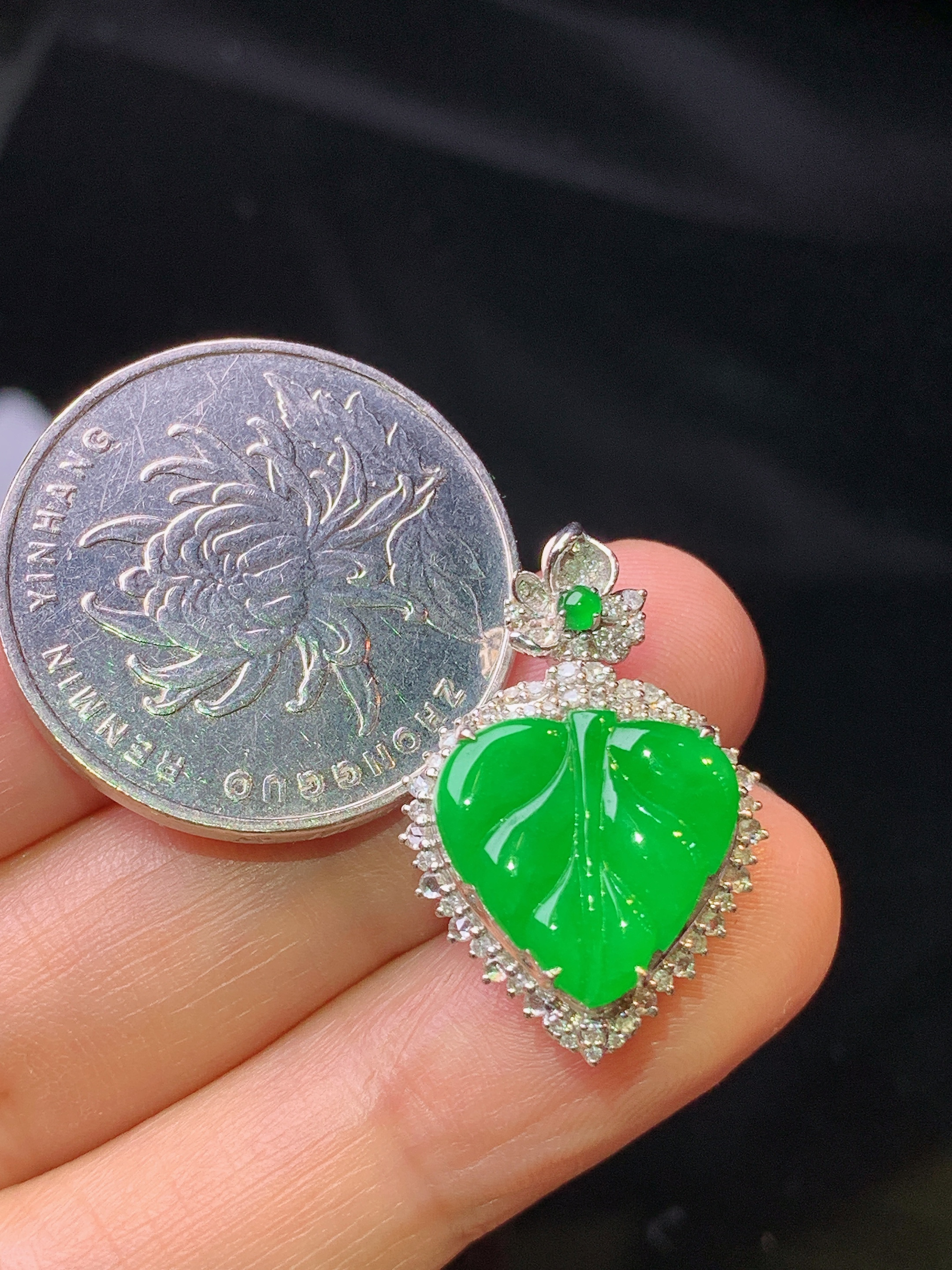18k金钻镶嵌满绿树叶吊坠 玉质细腻 色泽艳丽 整体尺寸24.5*16.6*7.3c2