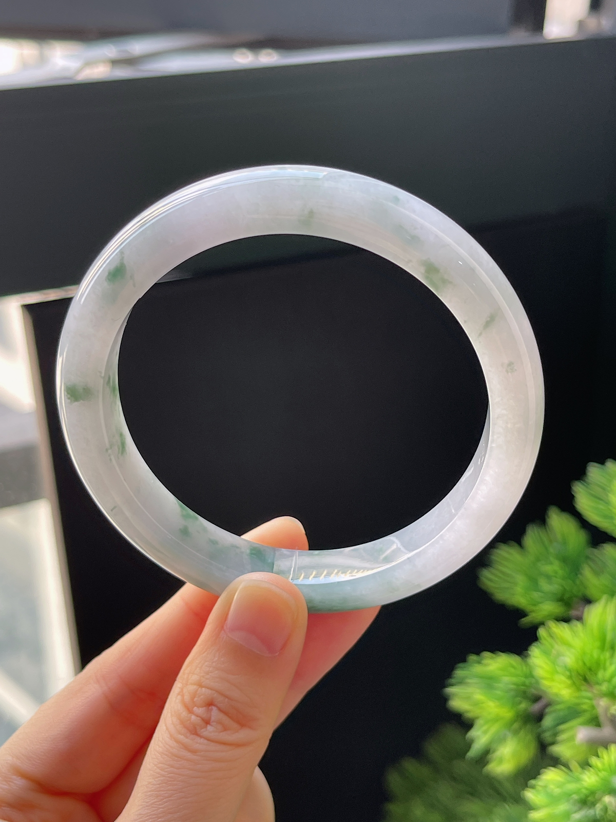 正圈60圈口，翡翠冰糯飘绿手镯