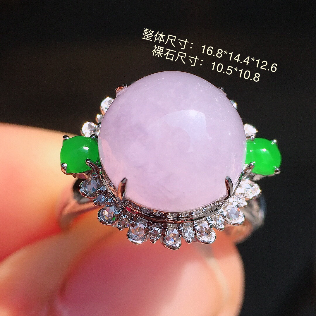 淡紫罗兰蛋面戒指，色泽均匀艳丽，玉质细腻，荧光感超
强，饱满圆润，尽显优雅气质，18k
金豪华镶嵌
