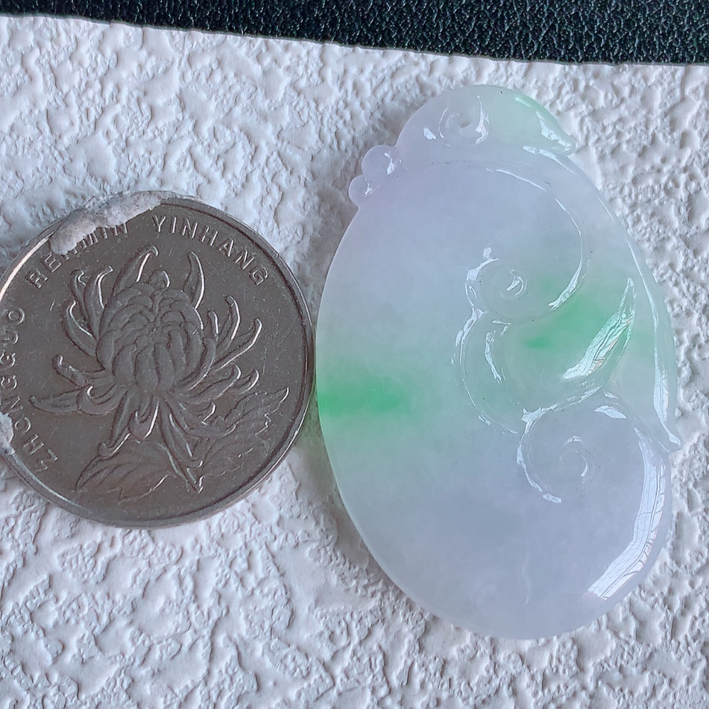 冰润飘花吉祥如意翡翠吊坠  寓意“万事如意，吉祥如意,福寿绵长 心想事成”饱满大气，通透水润  W41.12 尺寸：41.2-26.2-4.8mm